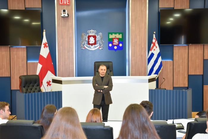 დავით გაბაიძე, პროექტის - „ვიზიტები სახელმწიფო უწყებებში“ მონაწილე სტუდენტებს შეხვდა