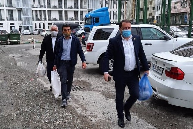 ლადო მგალობლიშვილი აჭარის მთავრობის თავმჯდომარის თორნიკე რიჟვაძის ინიციატივით მოწყვლად ჯგუფებზე სასურსათო კალათების დარიგების მეორე ეტაპს შეუერთდა&nbsp;