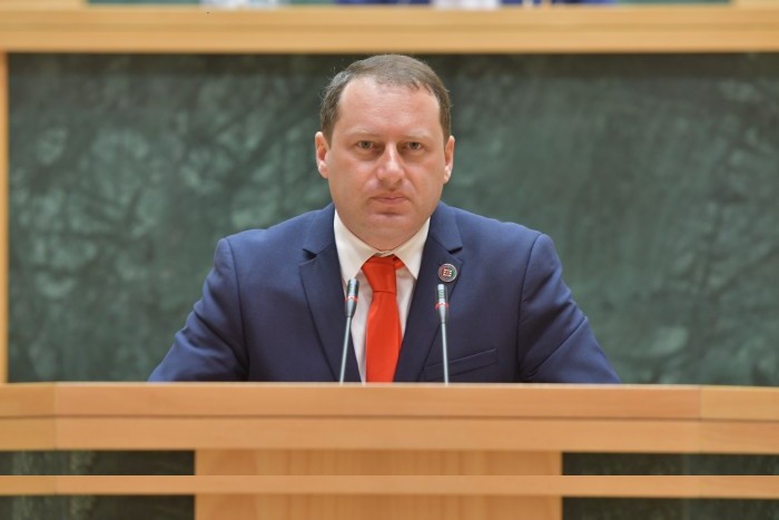 &nbsp;საქართველოს პარლამენტმა, აჭარის უმაღლესი საბჭოს საკანონმდებლო ინიციატივა, რომელიც „გრანტების შესახებ“ საქართველოს კანონში ცვლილებას ითვალისწინებს, მესამე მოსმენით მიიღო.