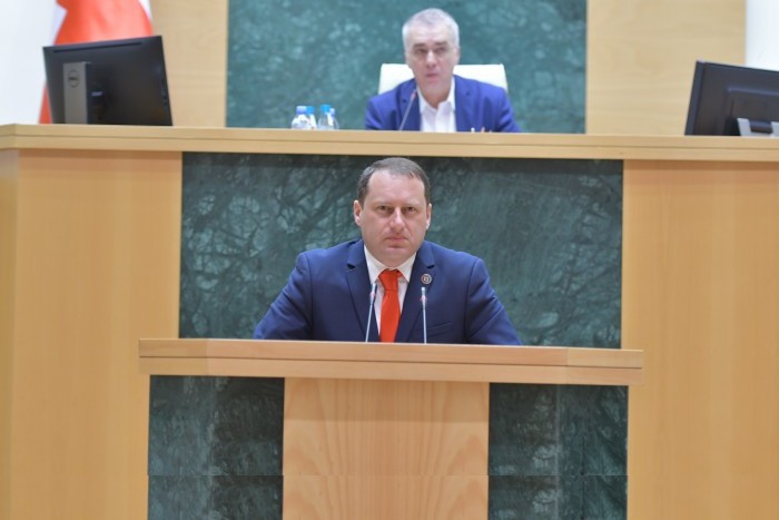 &nbsp;საქართველოს პარლამენტმა, აჭარის უმაღლესი საბჭოს საკანონმდებლო ინიციატივა, რომელიც „გრანტების შესახებ“ საქართველოს კანონში ცვლილებას ითვალისწინებს, მესამე მოსმენით მიიღო.