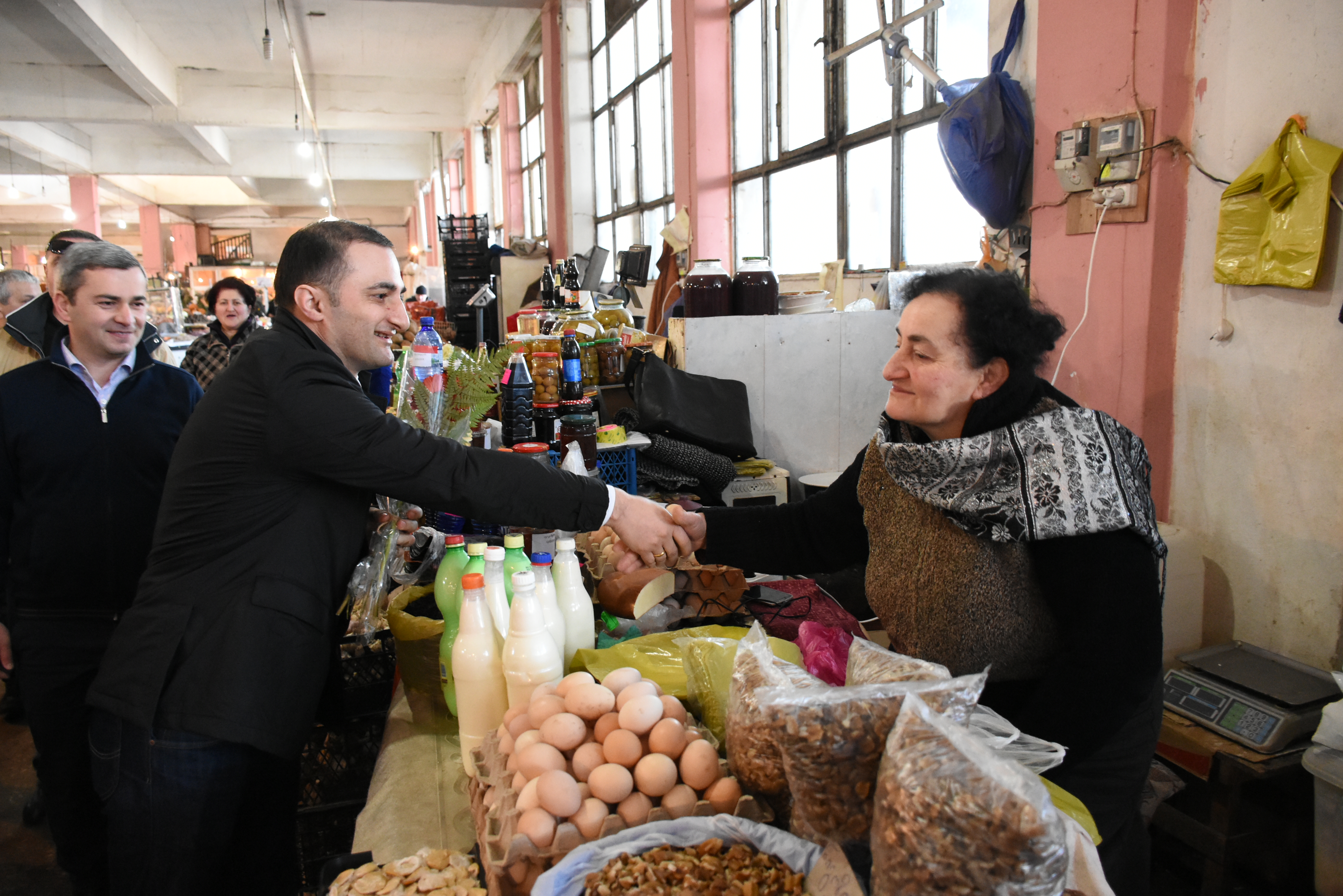 დავით გაბაიძემ ქალბატონებს 8 მარტი მიულოცა