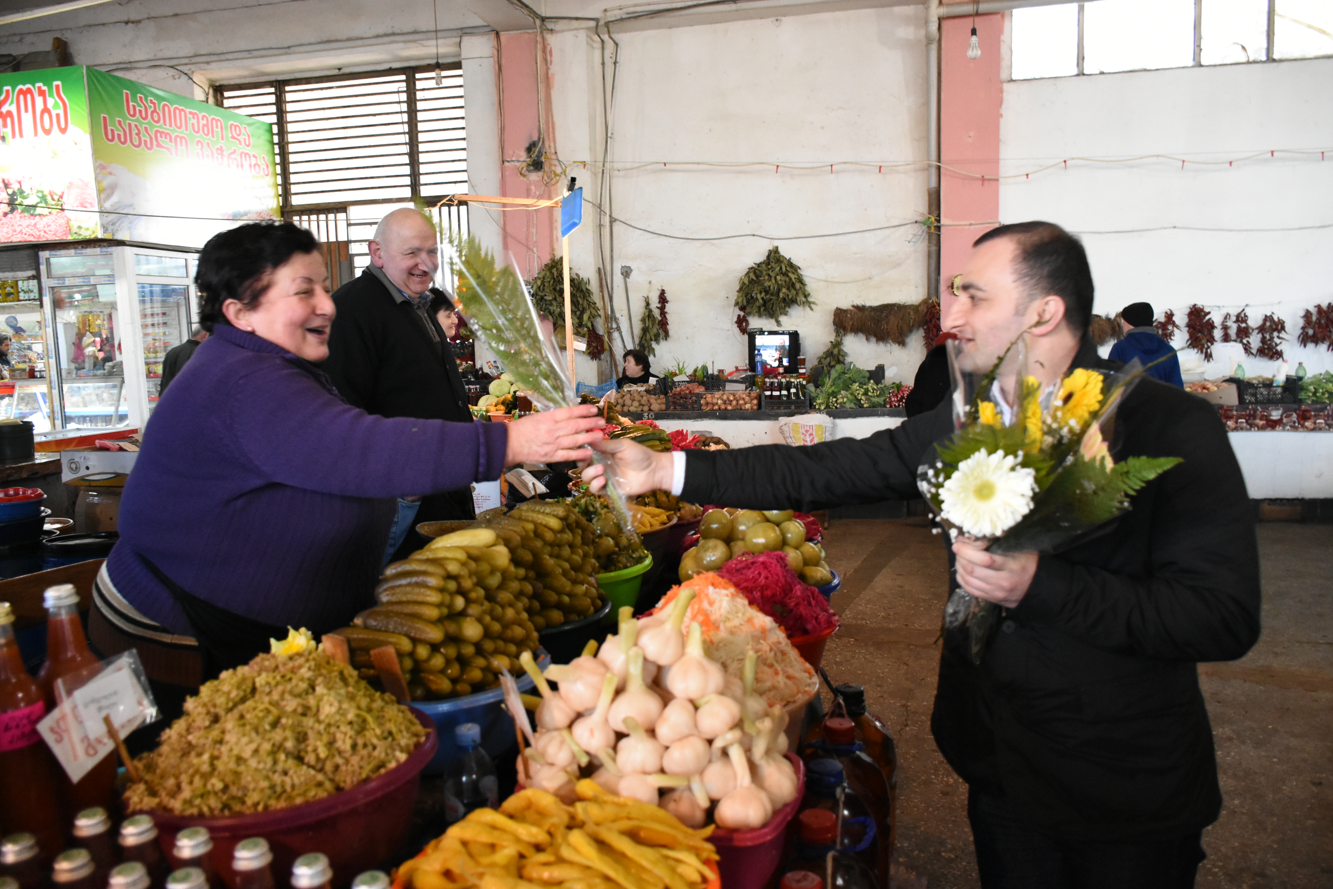 დავით გაბაიძემ ქალბატონებს 8 მარტი მიულოცა