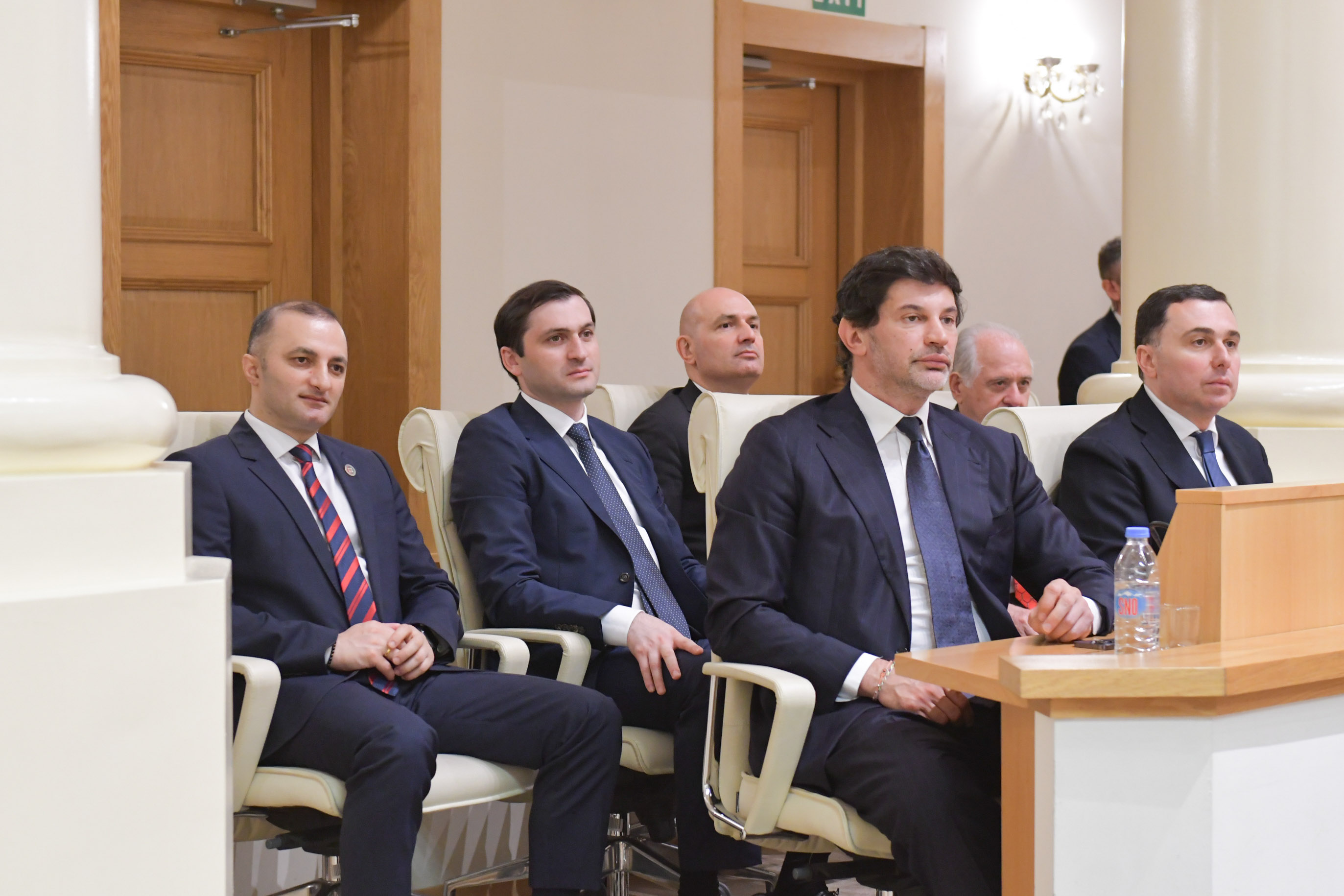 დავით გაბაიძე, პარლამენტში, პრემიერ-მინისტრის ანგარიშის მოსმენას დაესწრო