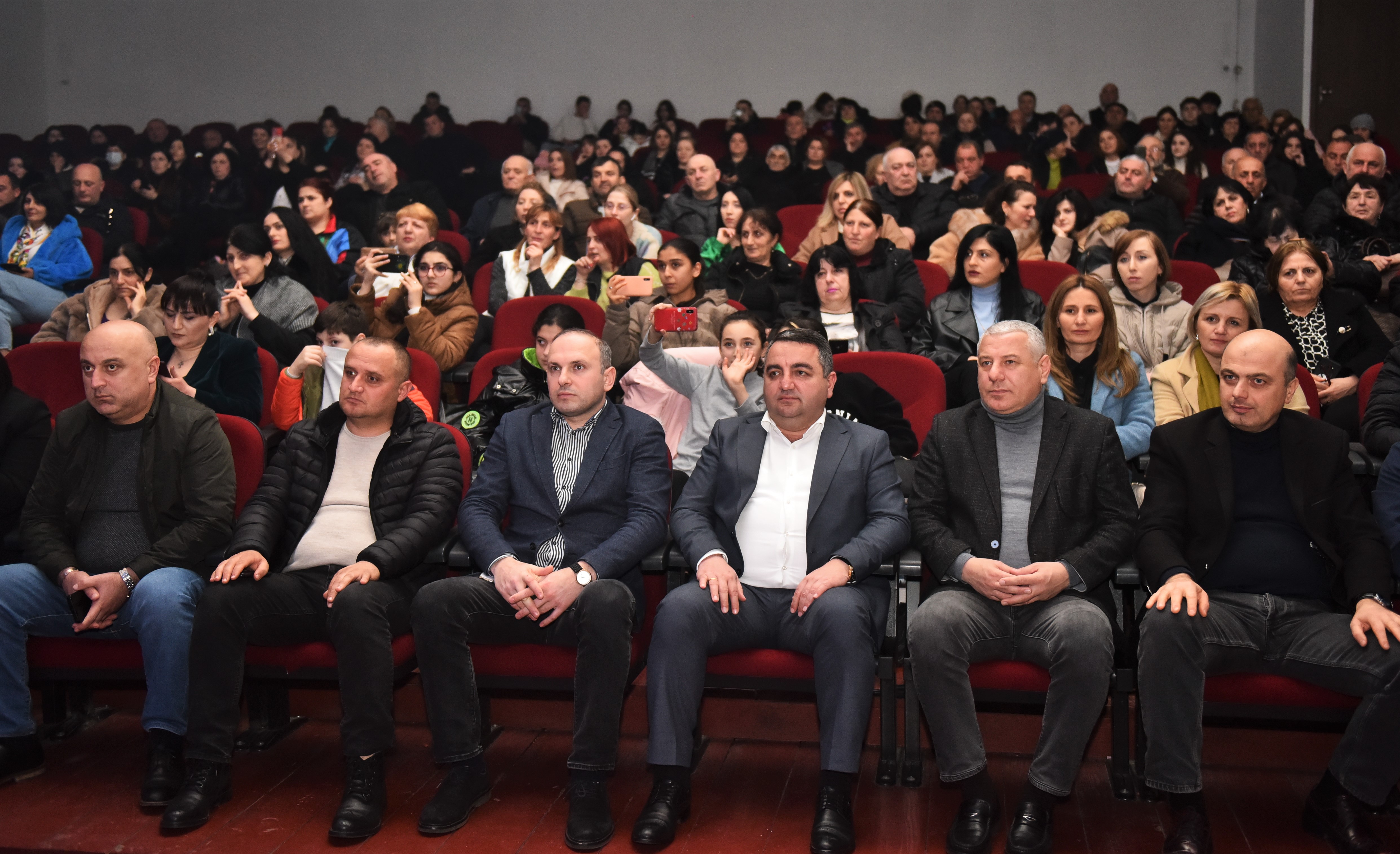 ფრიდონ ფუტკარაძე, ხელვაჩაურის კულტურის ცენტრში, დედისა და ქალთა დღისადმი მიძღვნილ საზეიმო ღონისძიებას დაესწრო