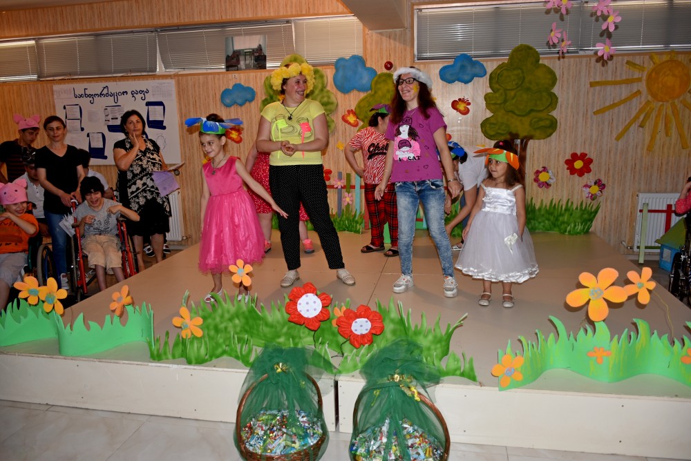 სტუმრად „თანას“ აღსაზრდელებთან     