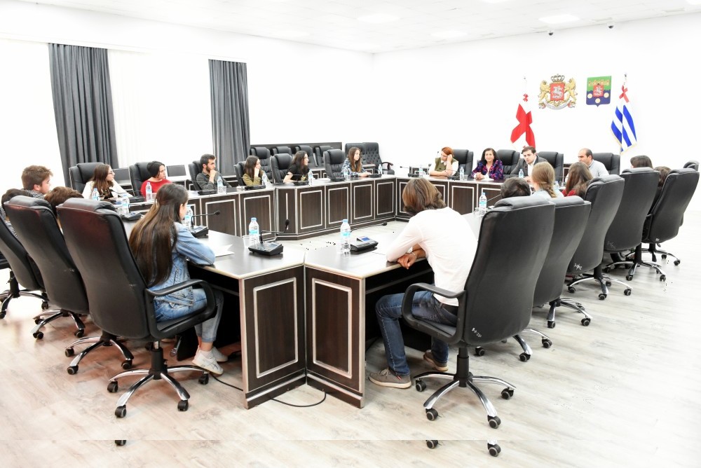 ცოტნე ანანიძემ ლეღვას საჯარო სკოლის მოსწავლეებს უმასპინძლა