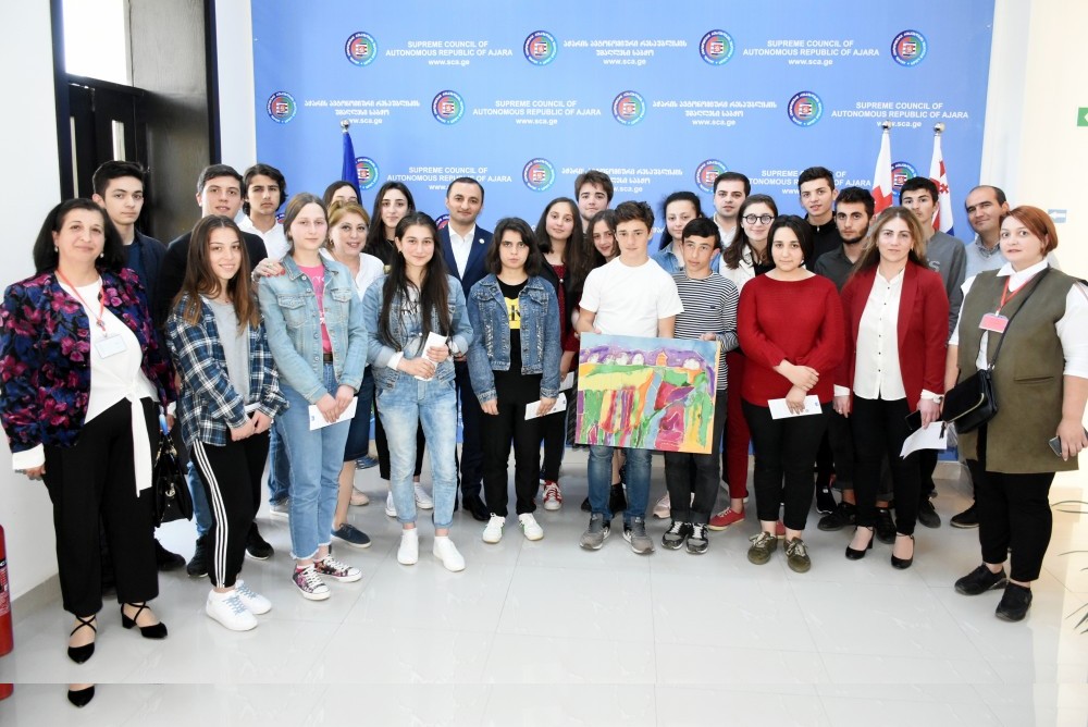 ცოტნე ანანიძემ ლეღვას საჯარო სკოლის მოსწავლეებს უმასპინძლა