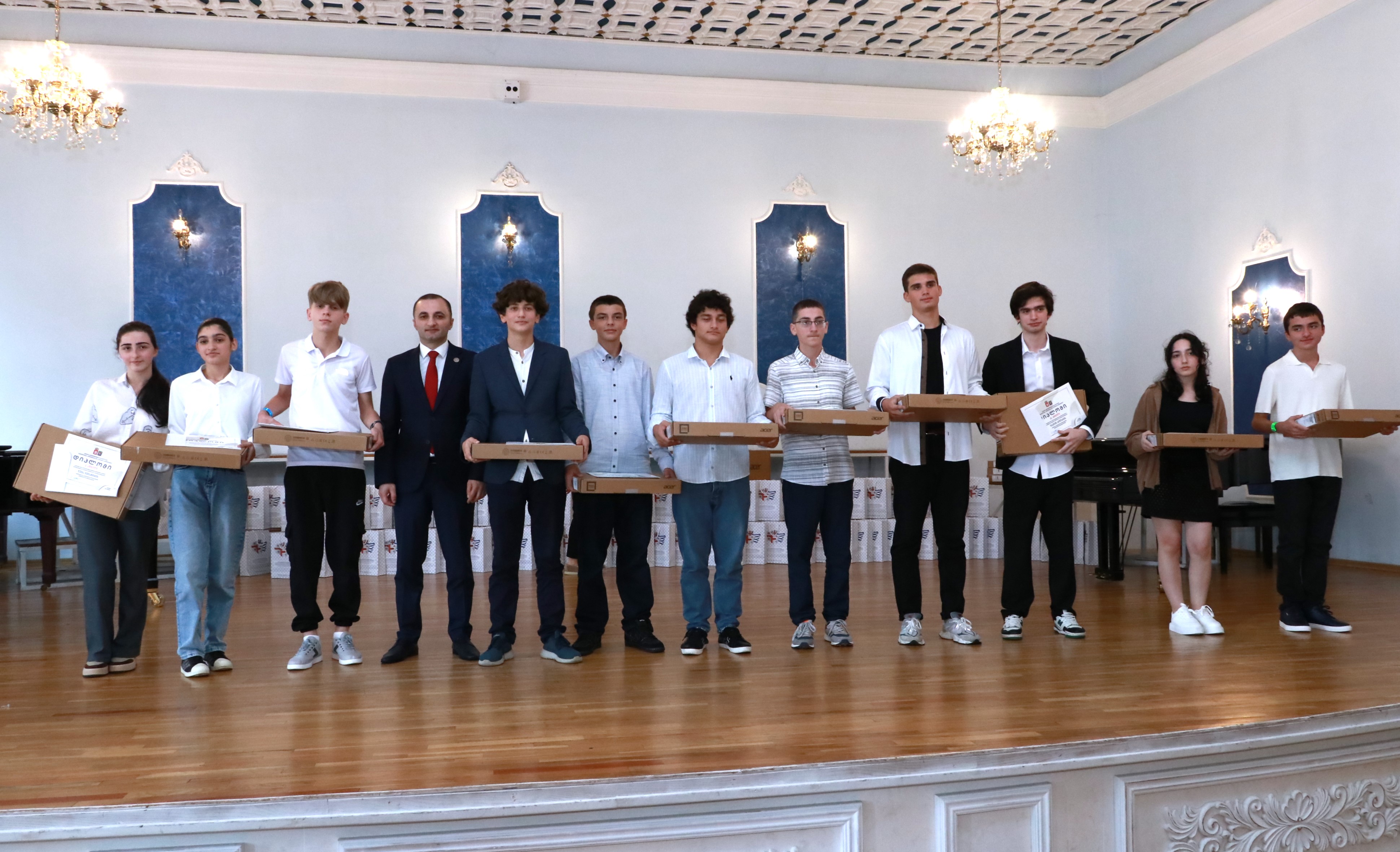 დავით გაბაიძემ და დავით ბაციკაძემ გამარჯვებული მოსწავლეები დააჯილდოვეს