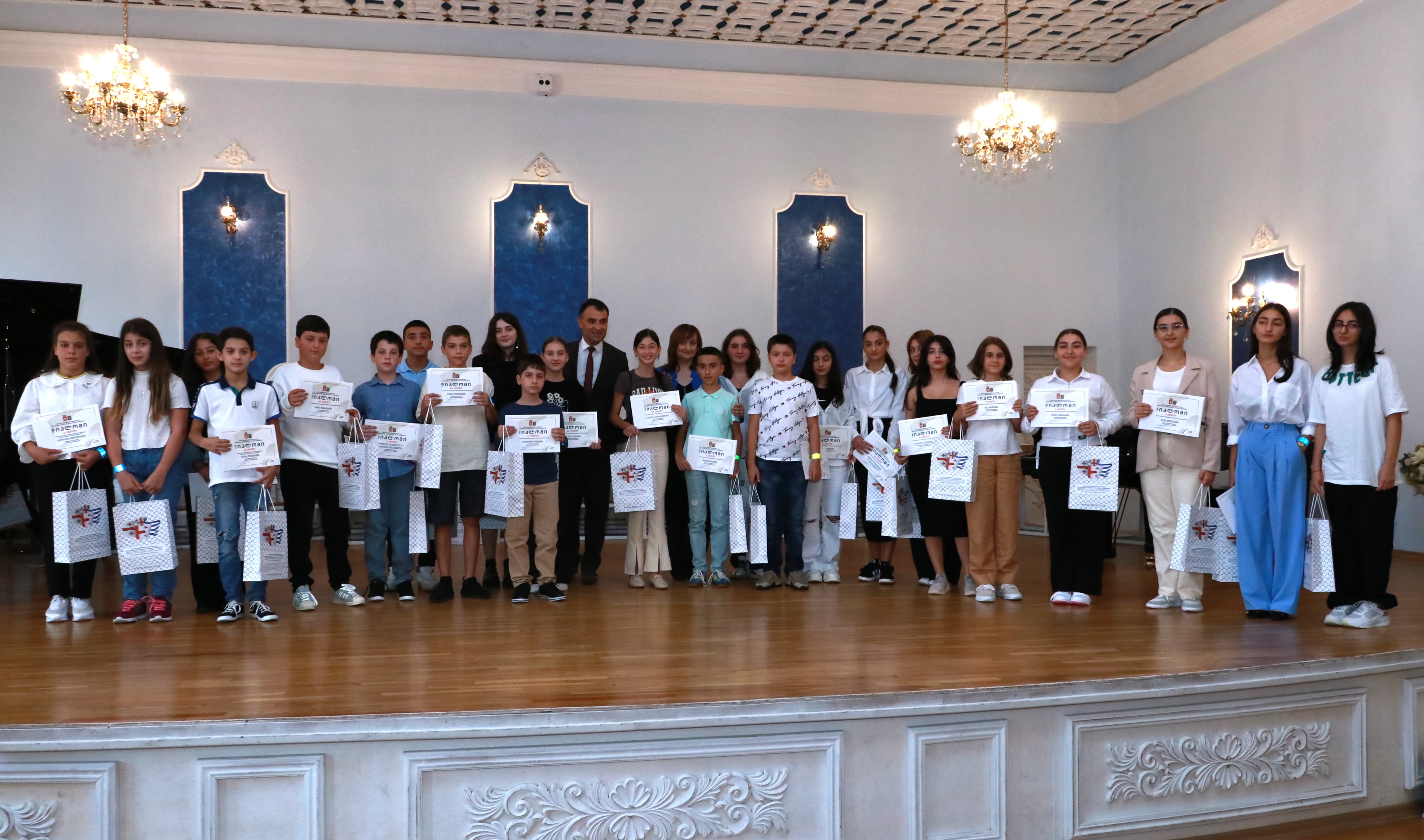 დავით გაბაიძემ და დავით ბაციკაძემ გამარჯვებული მოსწავლეები დააჯილდოვეს