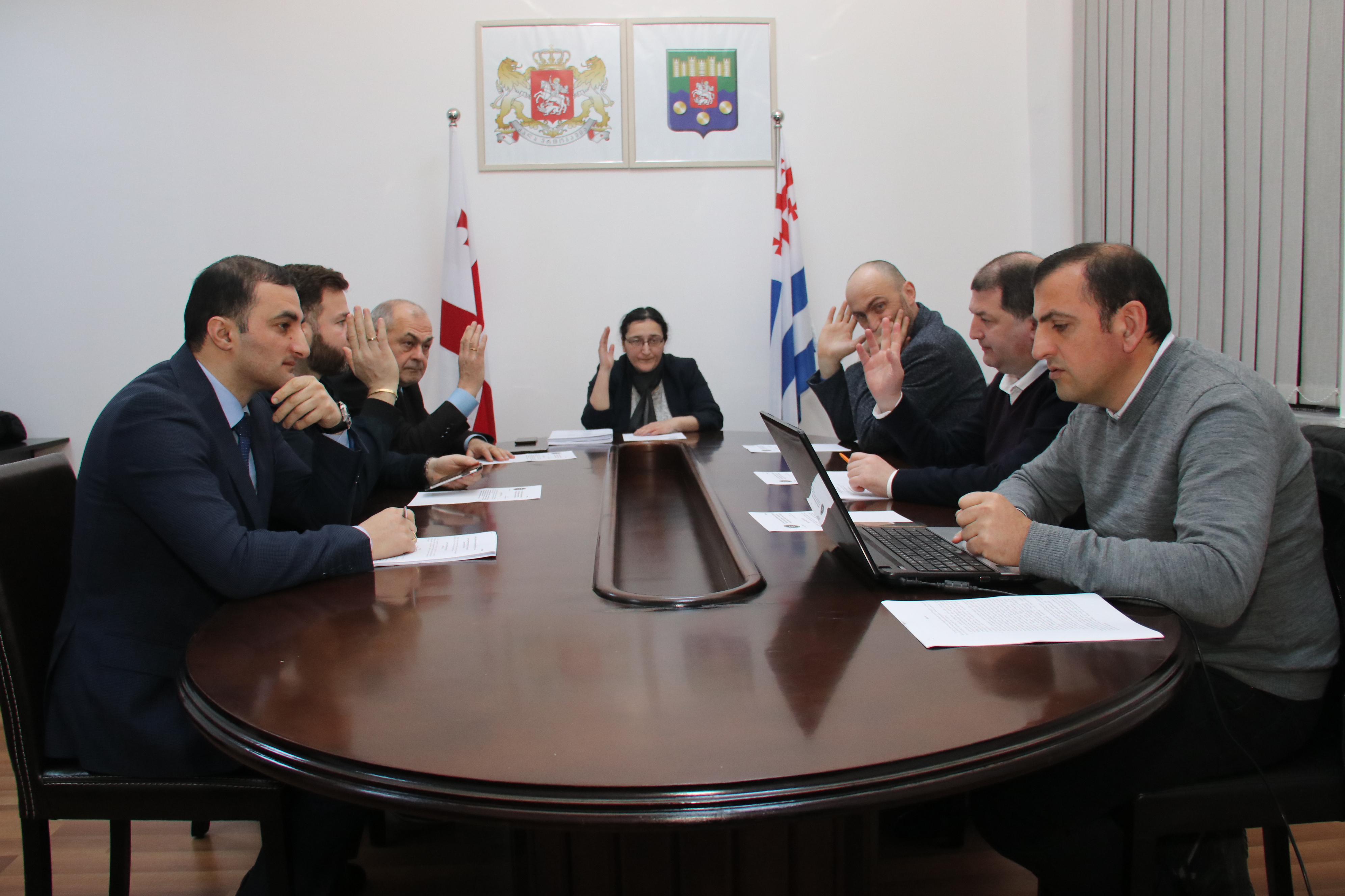 კომისია კანონის პროექტის პირველი მოსმენით განხილვას მხარს უჭერს