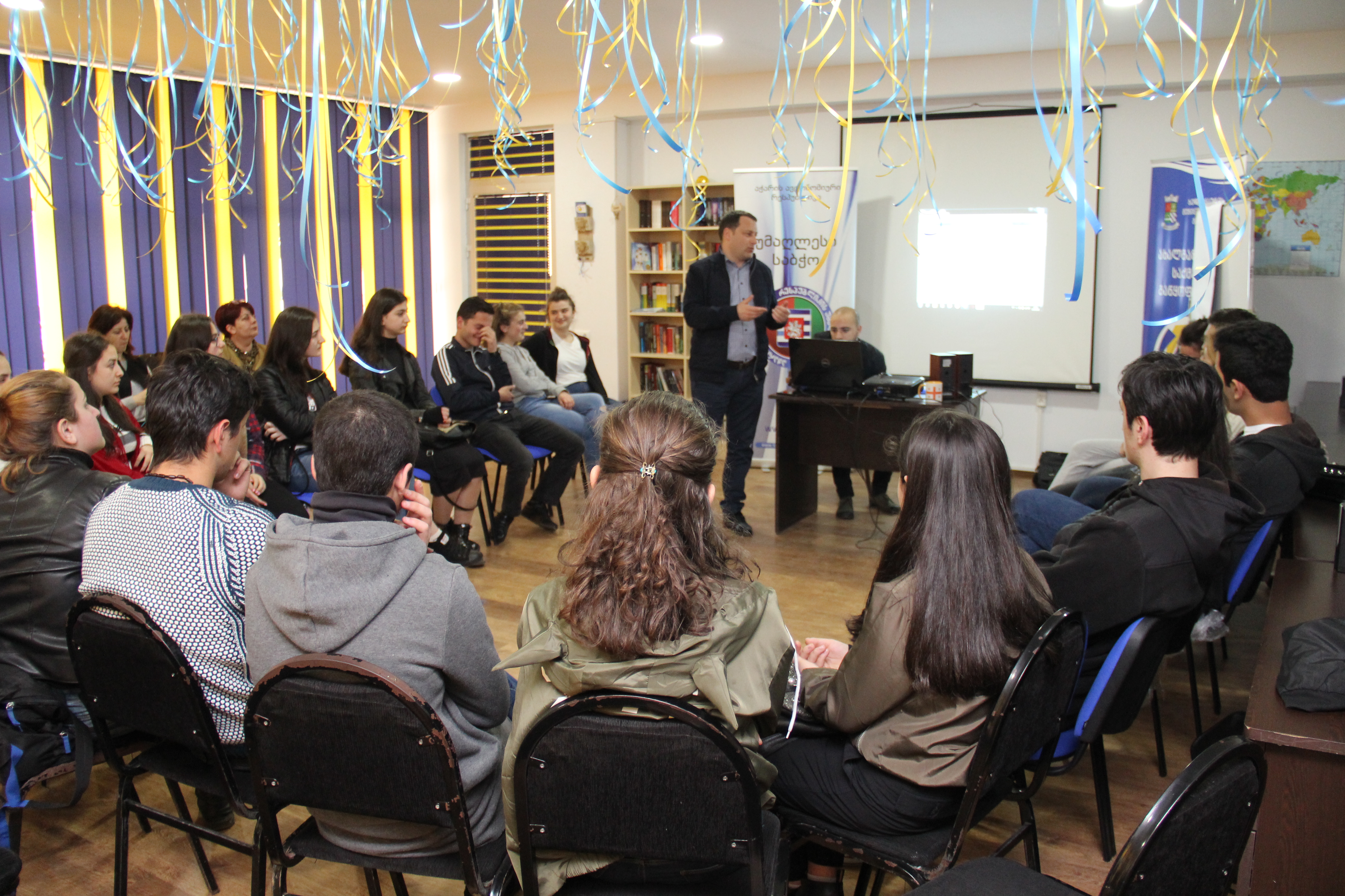 „მეტი არაფორმალური განათლება ახალგაზრდებს“