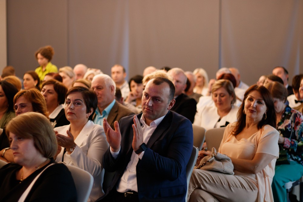 გამარჯვებული პედაგოგების დაჯილდოება