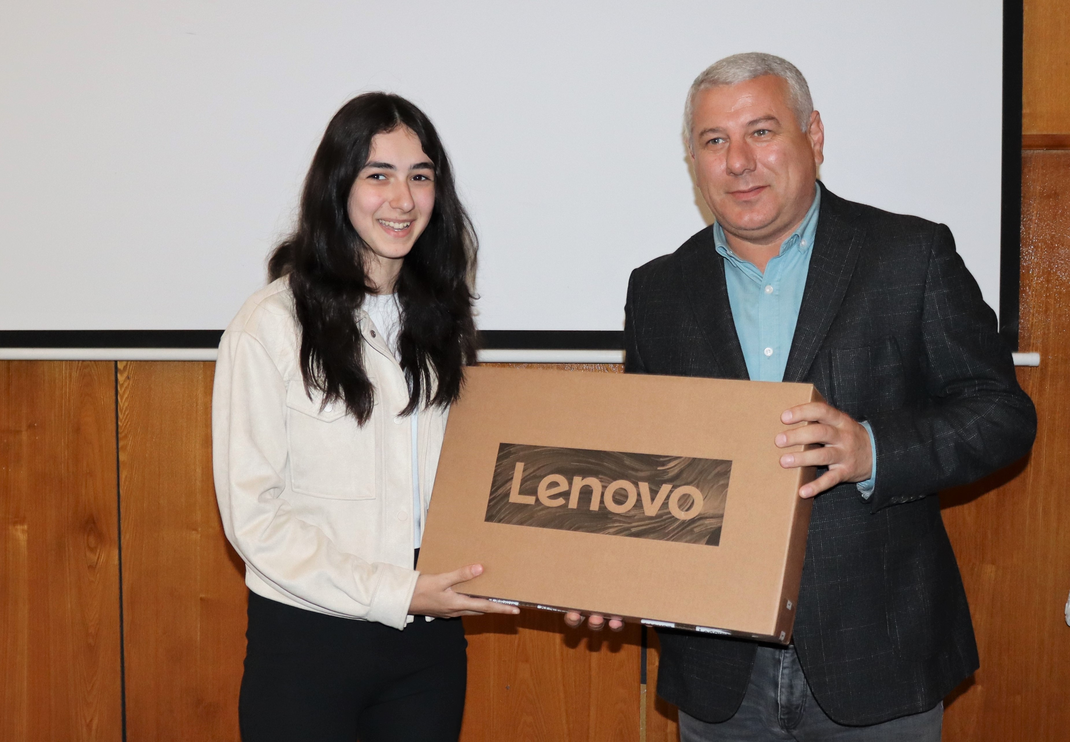 ხულოსა და შუახევში წარჩინებულ მოსწავლეებს კომპიუტერები გადასცეს