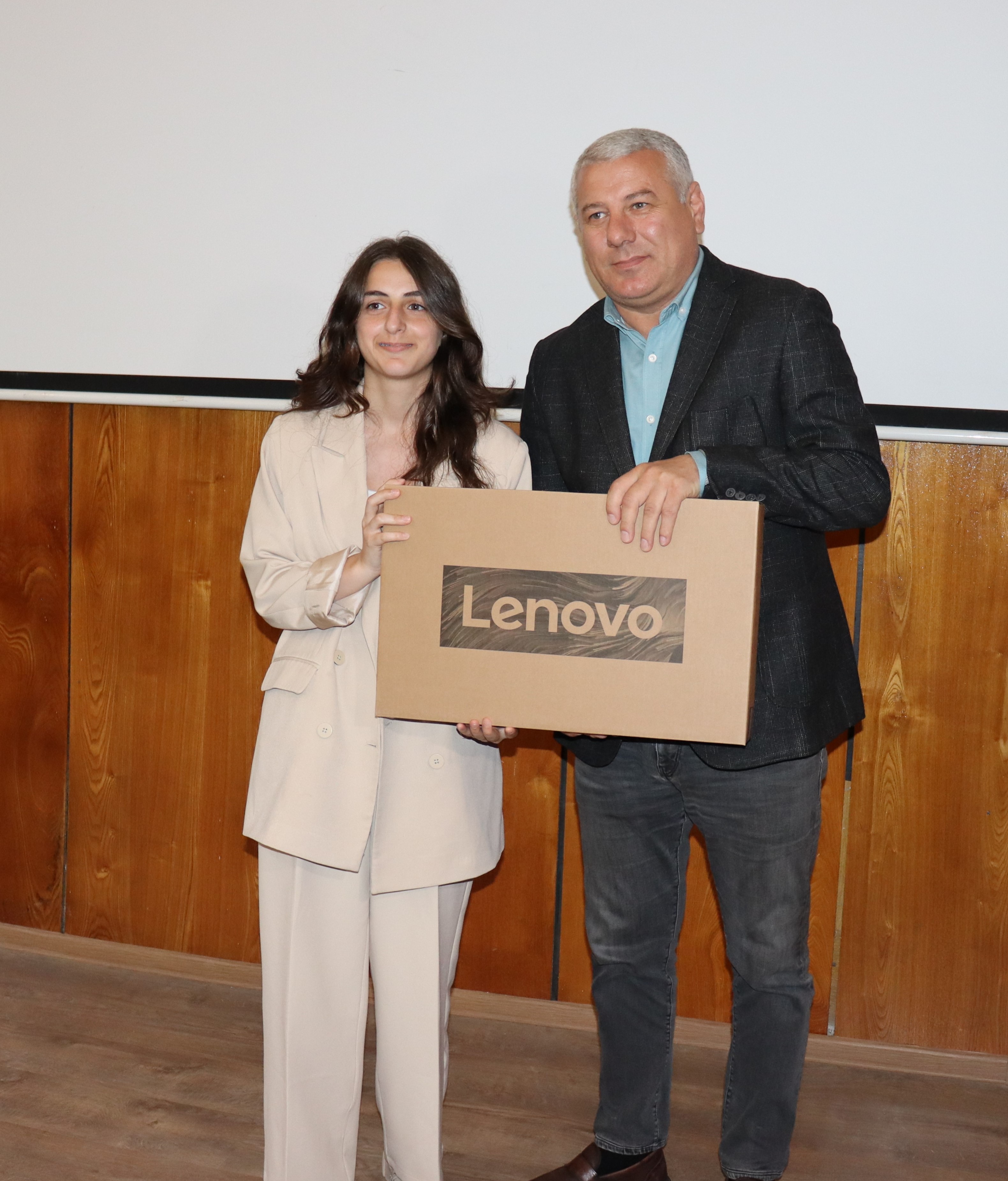 ხულოსა და შუახევში წარჩინებულ მოსწავლეებს კომპიუტერები გადასცეს