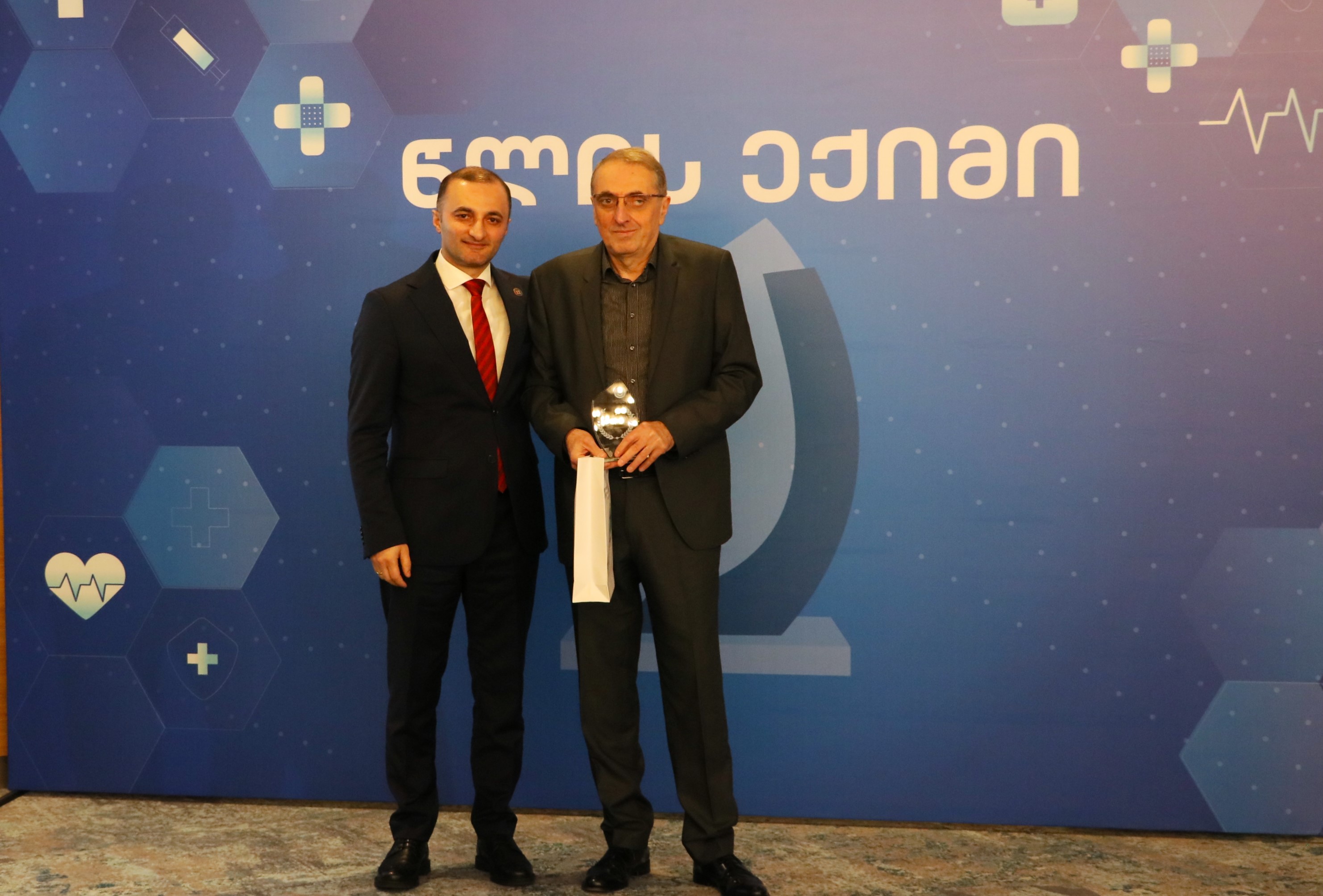 დავით გაბაიძემ მედიკოსებს პროფესიული დღე მიულოცა