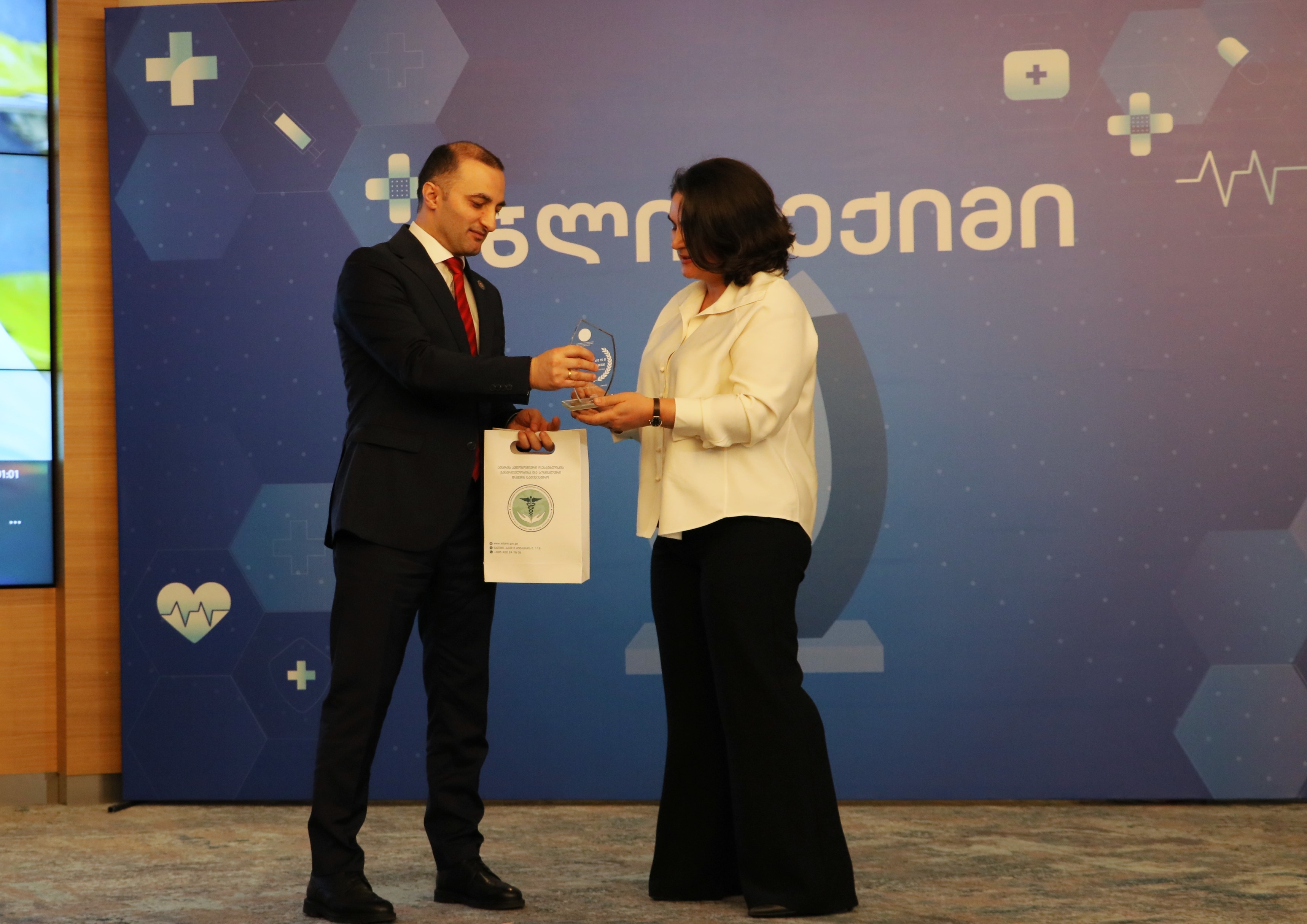 დავით გაბაიძემ მედიკოსებს პროფესიული დღე მიულოცა