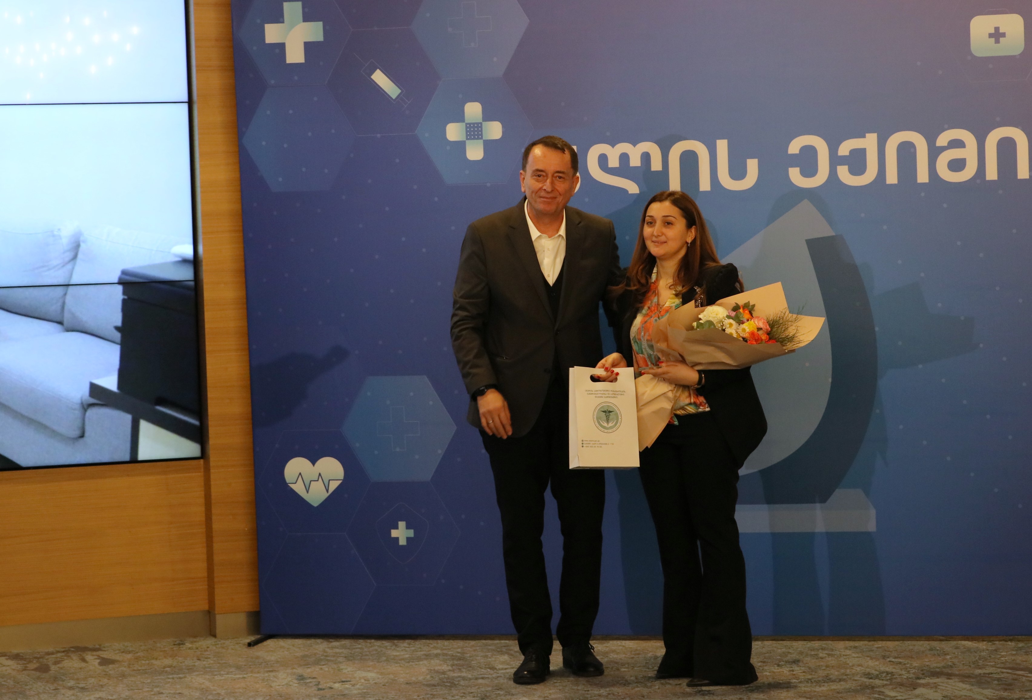 დავით გაბაიძემ მედიკოსებს პროფესიული დღე მიულოცა