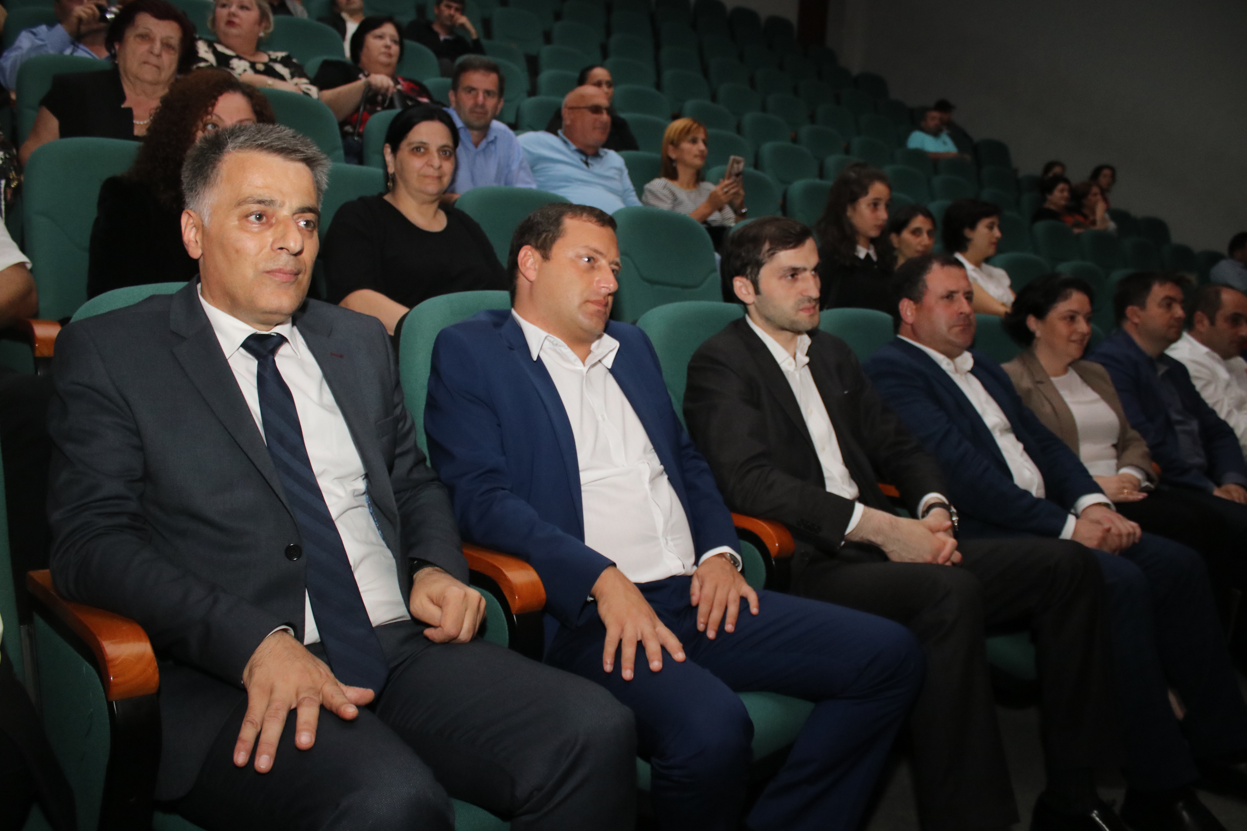 პედაგოგებს პროფესიული დღესასწაული მიულოცეს