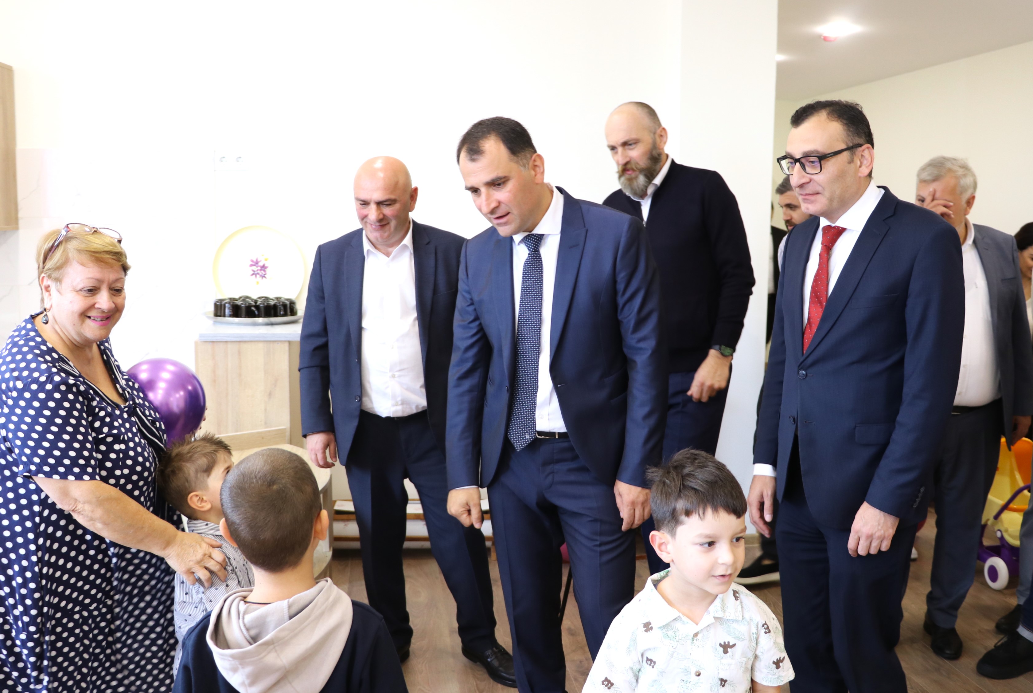 სამი ახალი ბაღი საზეიმოდ გაიხსნა 