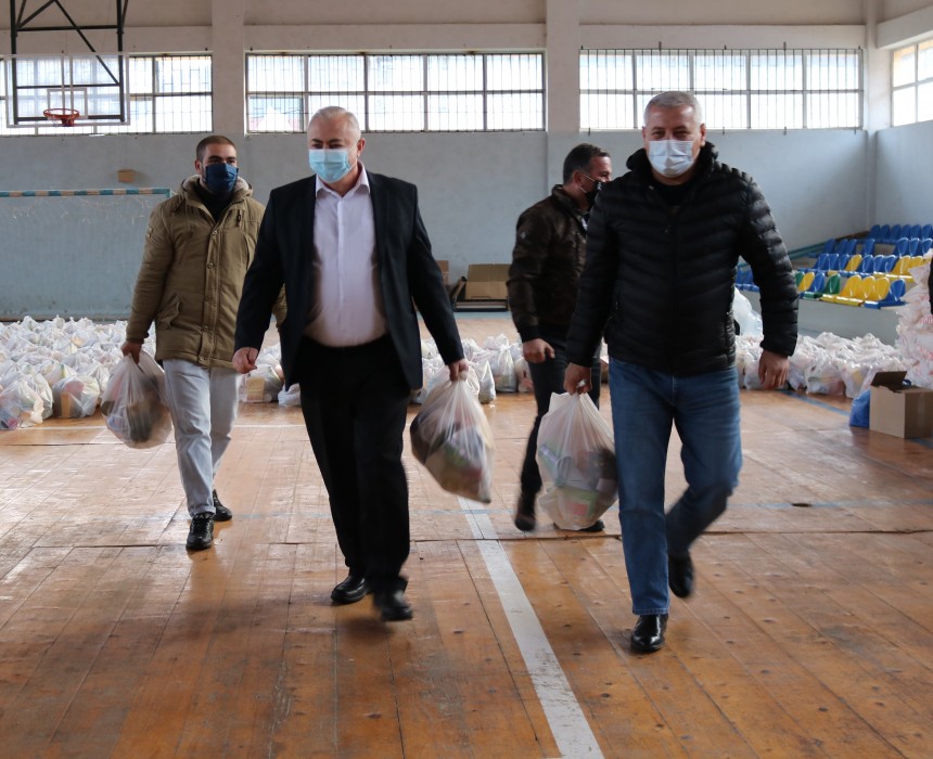 აჭარის უმაღლესი საბჭოს წევრი - ფრიდონ ფუტკარაძე და ქედის მუნიციპალიტეტის მერი ლევან გორგილაძე,  მოსახლეობის სასურსათო კალათებით უზრუნველყოფის მიზნით, სხვადასხვა ადმინისტრაციულ ერთეულში მცხოვრებ ოჯახებს ეწვივნენ