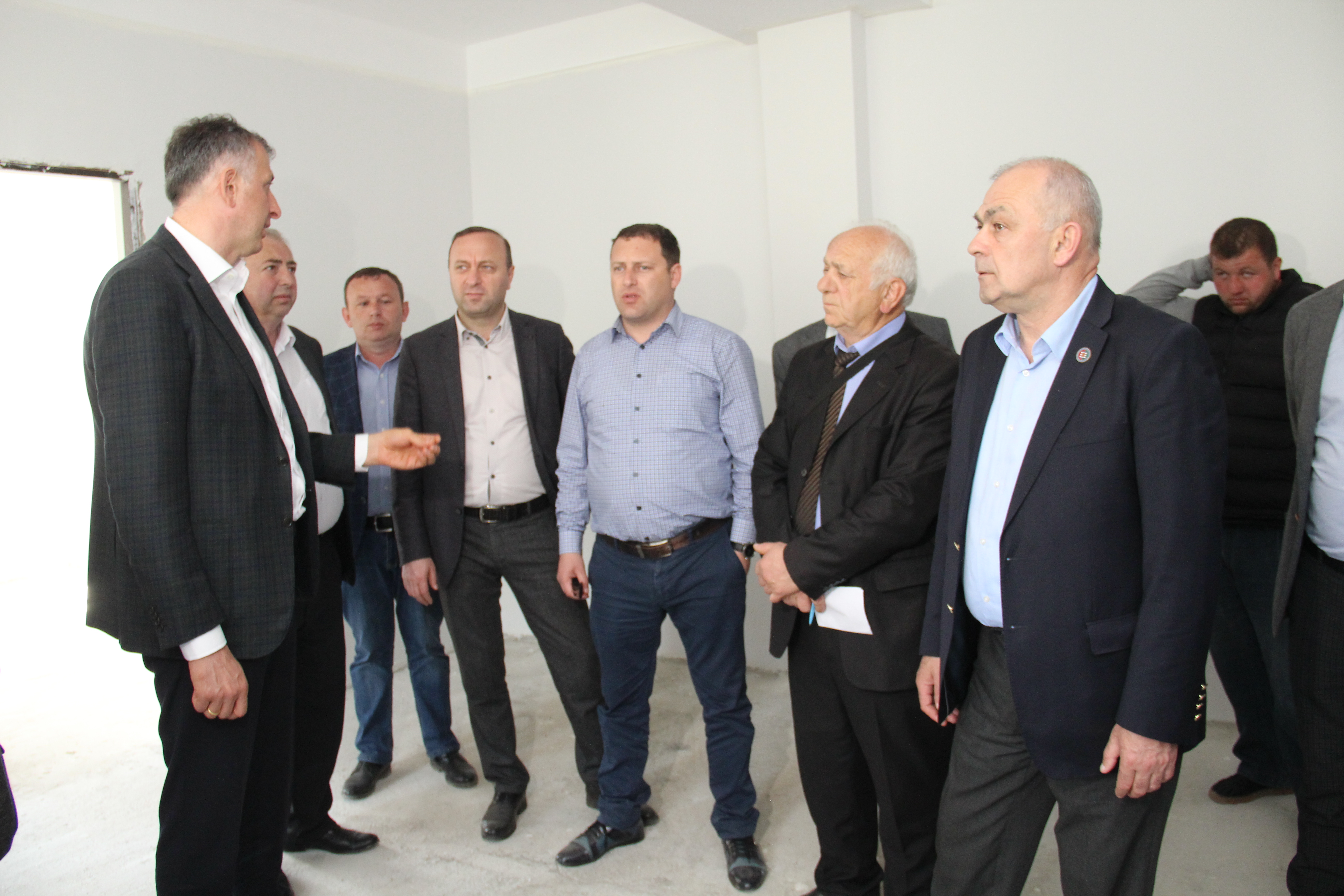 დეპუტატები სარეკონსტრუქციო სამუშაოებს გაეცნენ