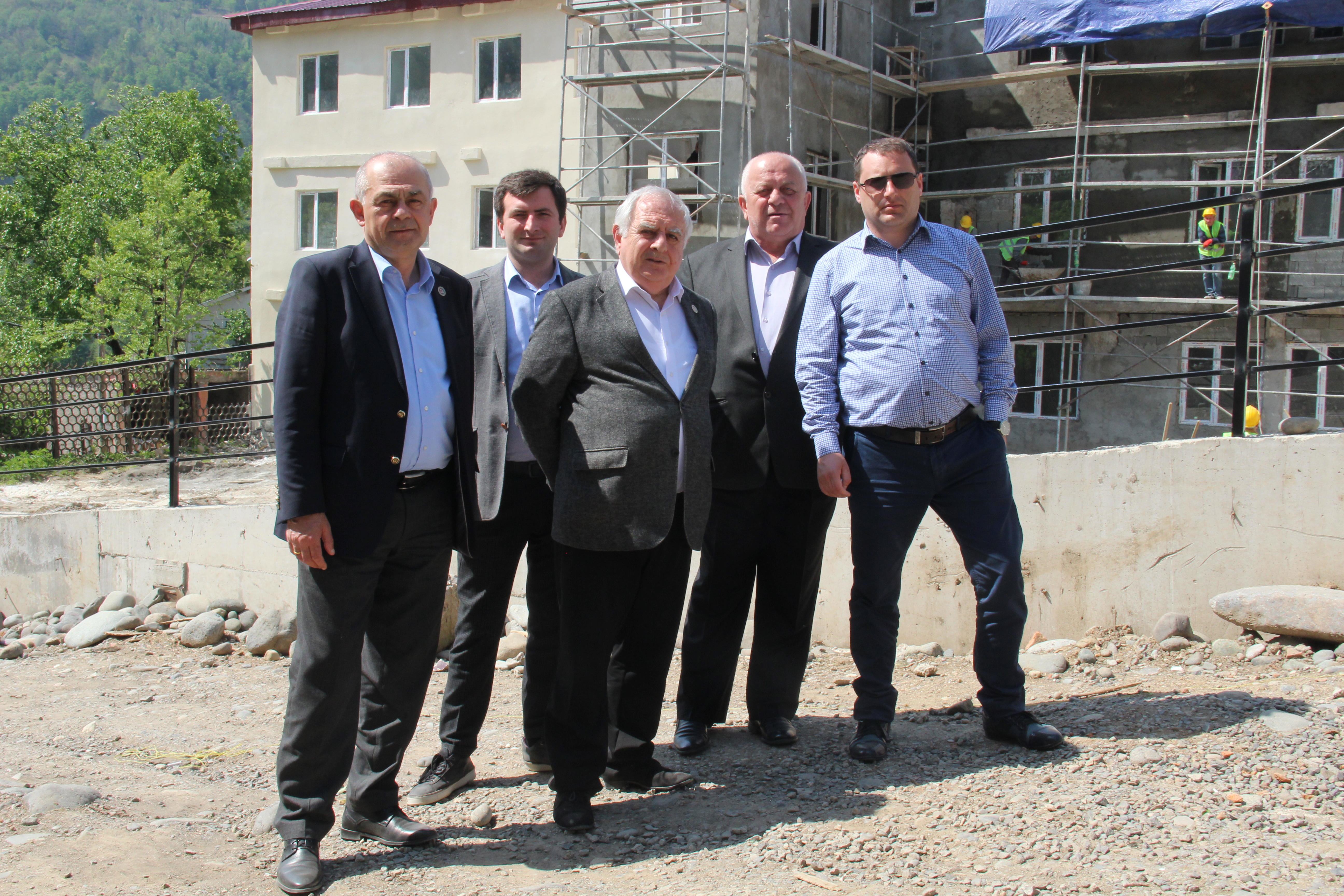 დეპუტატები სარეკონსტრუქციო სამუშაოებს გაეცნენ