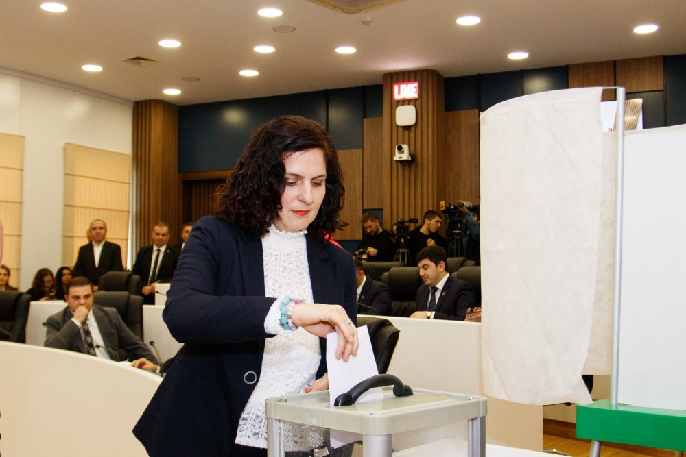 ახალარჩეული უმაღლესი საბჭოს პირველი სხდომა გაიმართა