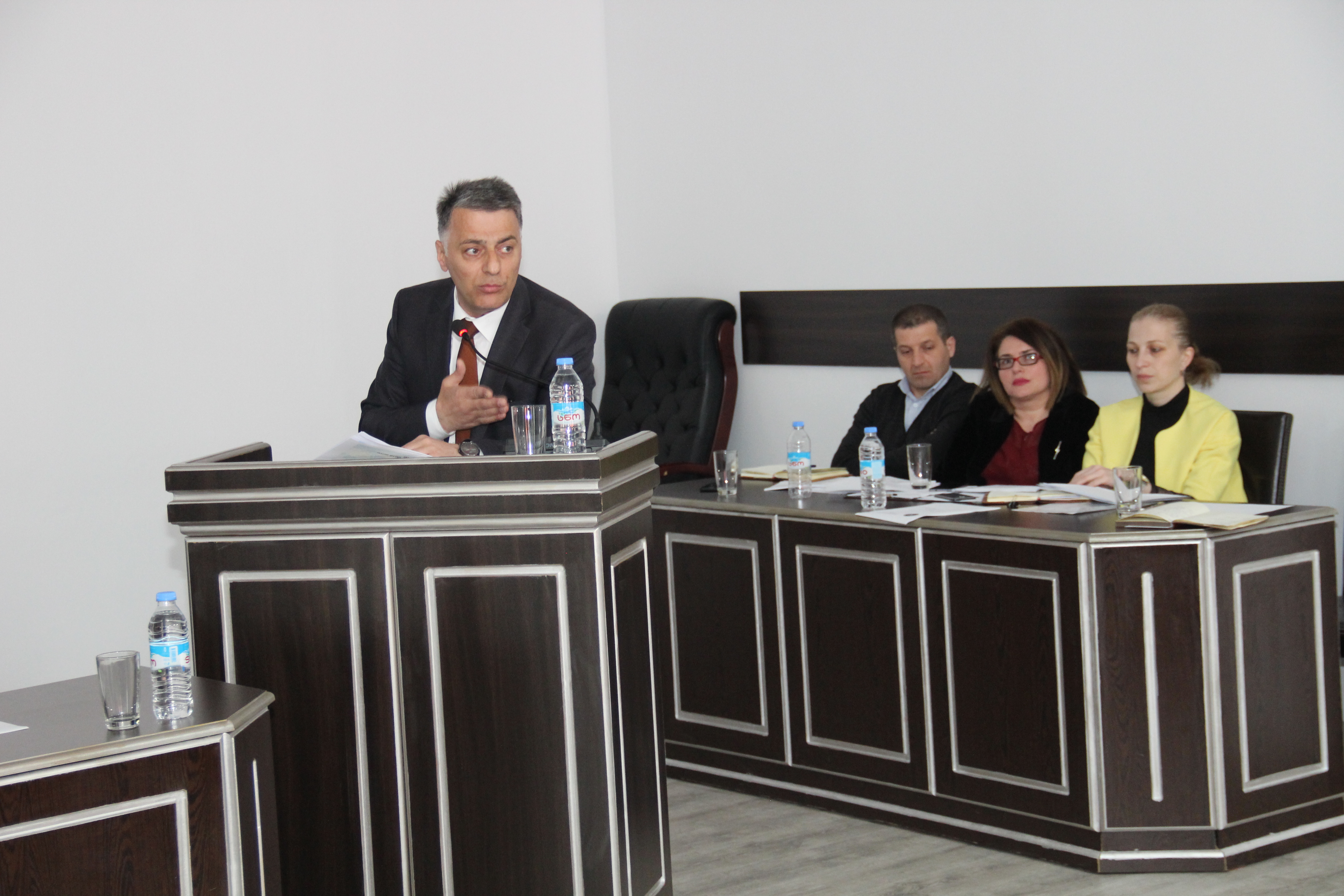 კანონმდებლებმა ორი მინისტრის ანგარიში მოისმინეს