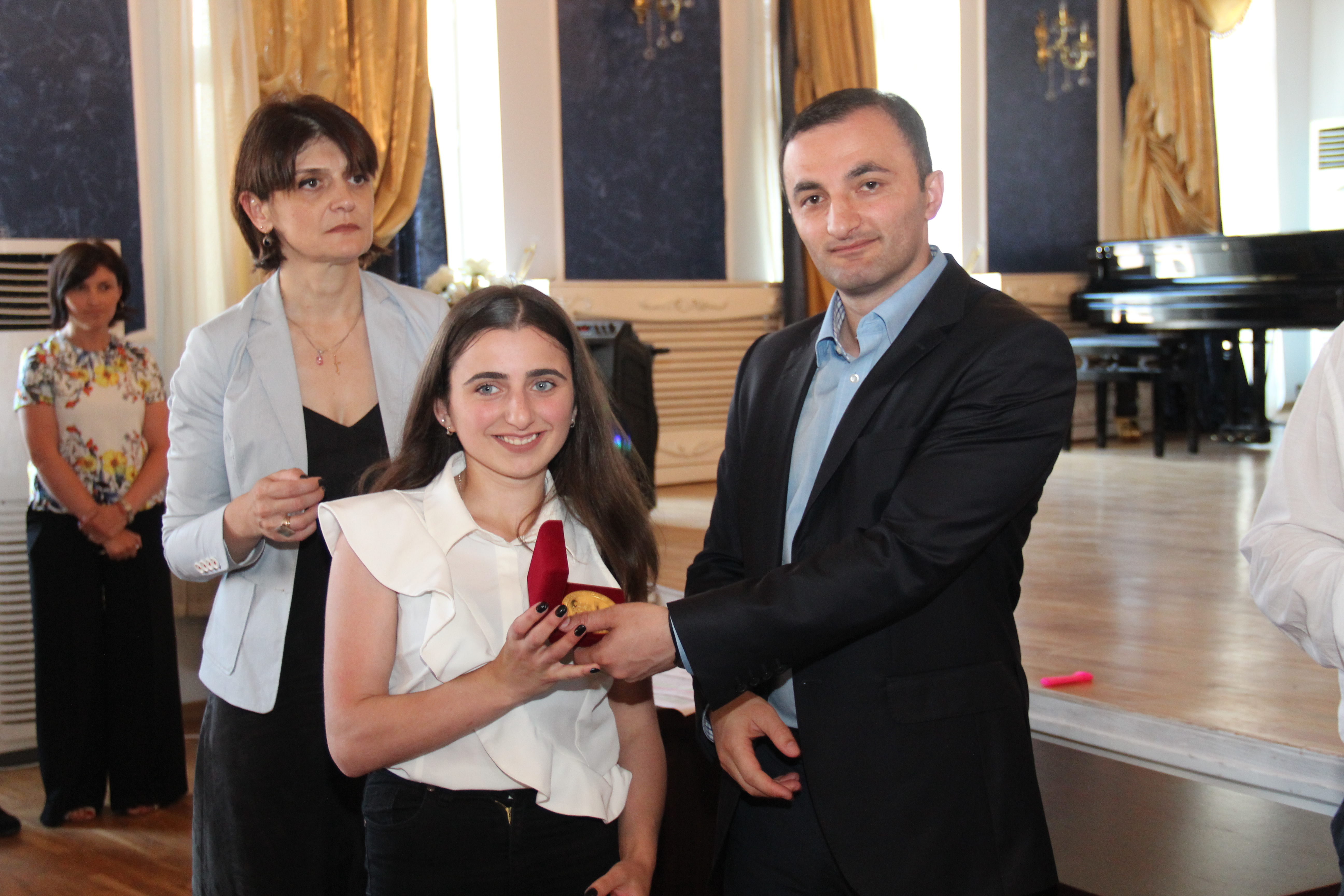                                     წარჩინებულ მოსწავლეთა დაჯილდოება