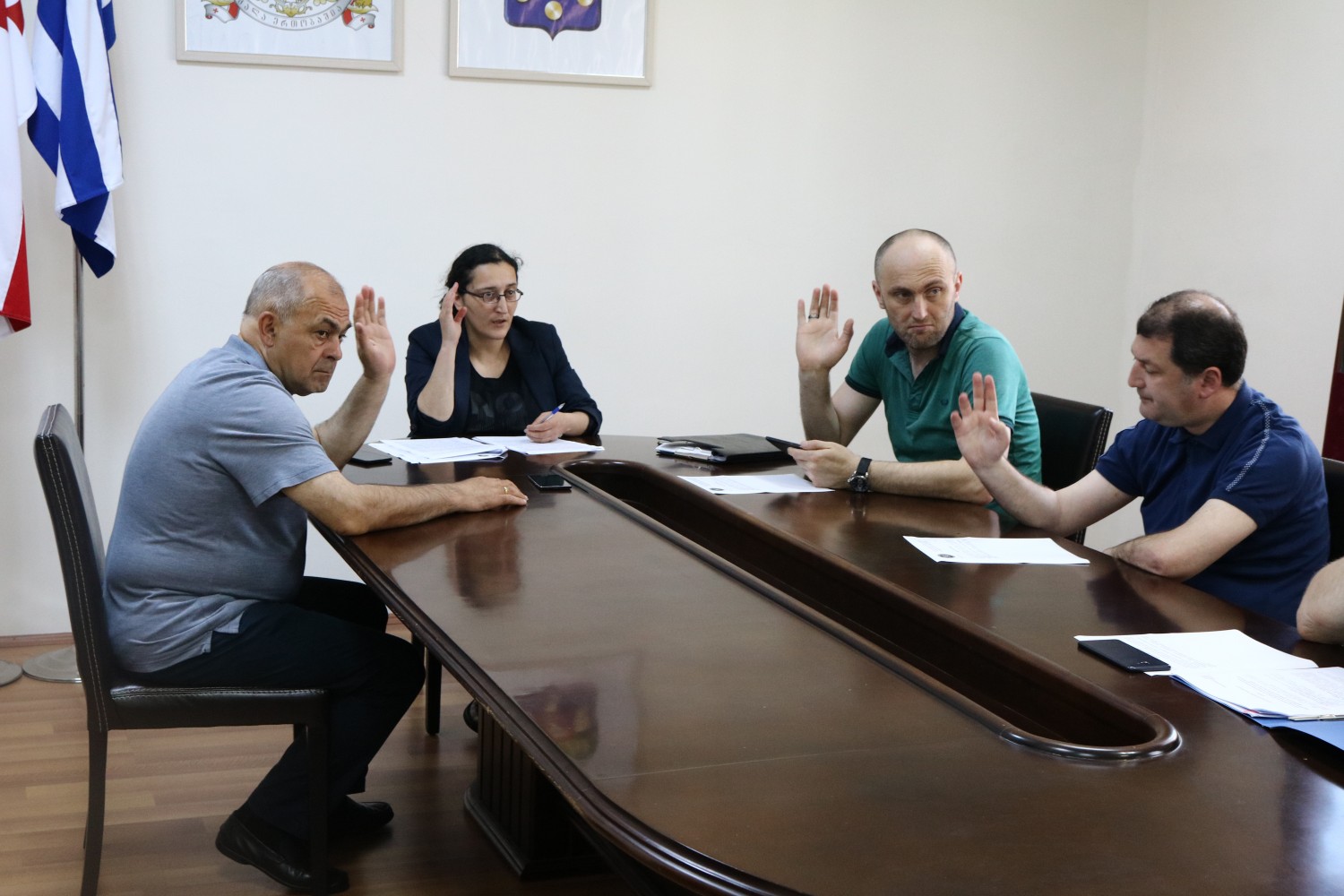 კომისია ბიუროს წინადადებით მიმართავს