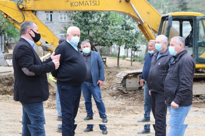 ფრიდონ ფუტკარაძე დაბა ქედაში მიმდინარე ინფრასტრუქტურული პროექტების მიმდინარეობის პროცესს გაეცნო