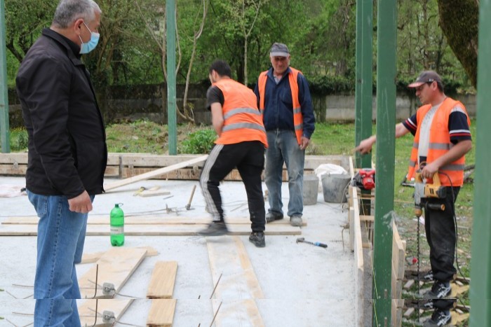 ფრიდონ ფუტკარაძე დაბა ქედაში მიმდინარე ინფრასტრუქტურული პროექტების მიმდინარეობის პროცესს გაეცნო