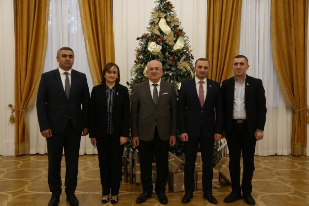 დავით გაბაიძე საკონტიტუციო სასამართლოში წინასაახალწლო მიღებას დაესწრო