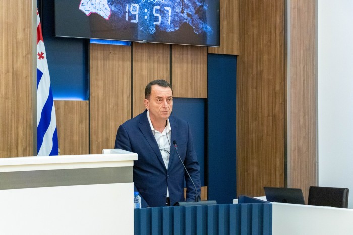 აჭარის უმაღლეს საბჭოში, „მინისტრის საათის“ ფორმატში, ფინანსთა და ეკონომიკის მინისტრს - ჯაბა ფუტკარაძეს მოუსმინეს