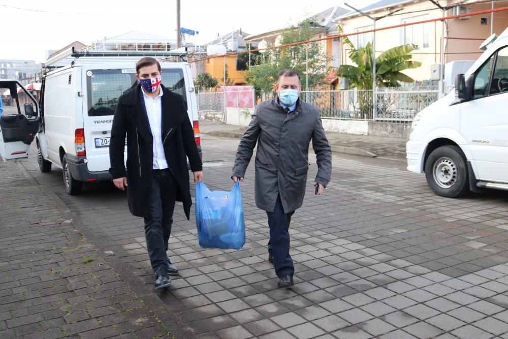 ქობულეთისა და მახინჯაურის მაჟორიტარი დეპუტატი აჭარის უმაღლესი საბჭოში- ცოტნე ანანიძე და ქობულეთის მუნიციპალიტეტის მერი მირიან ქათამაძე, მოსახლეობის სასურსათო კალათებით უზრუნველყოფის მიზნით, სხვადასხვა ადმინისტრაციულ ერთეულში მცხოვრებ ოჯახებს ეწვივნენ