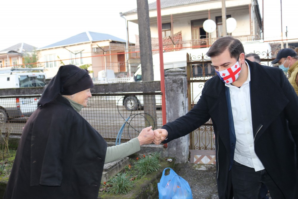 ქობულეთისა და მახინჯაურის მაჟორიტარი დეპუტატი აჭარის უმაღლესი საბჭოში- ცოტნე ანანიძე და ქობულეთის მუნიციპალიტეტის მერი მირიან ქათამაძე, მოსახლეობის სასურსათო კალათებით უზრუნველყოფის მიზნით, სხვადასხვა ადმინისტრაციულ ერთეულში მცხოვრებ ოჯახებს ეწვივნენ
