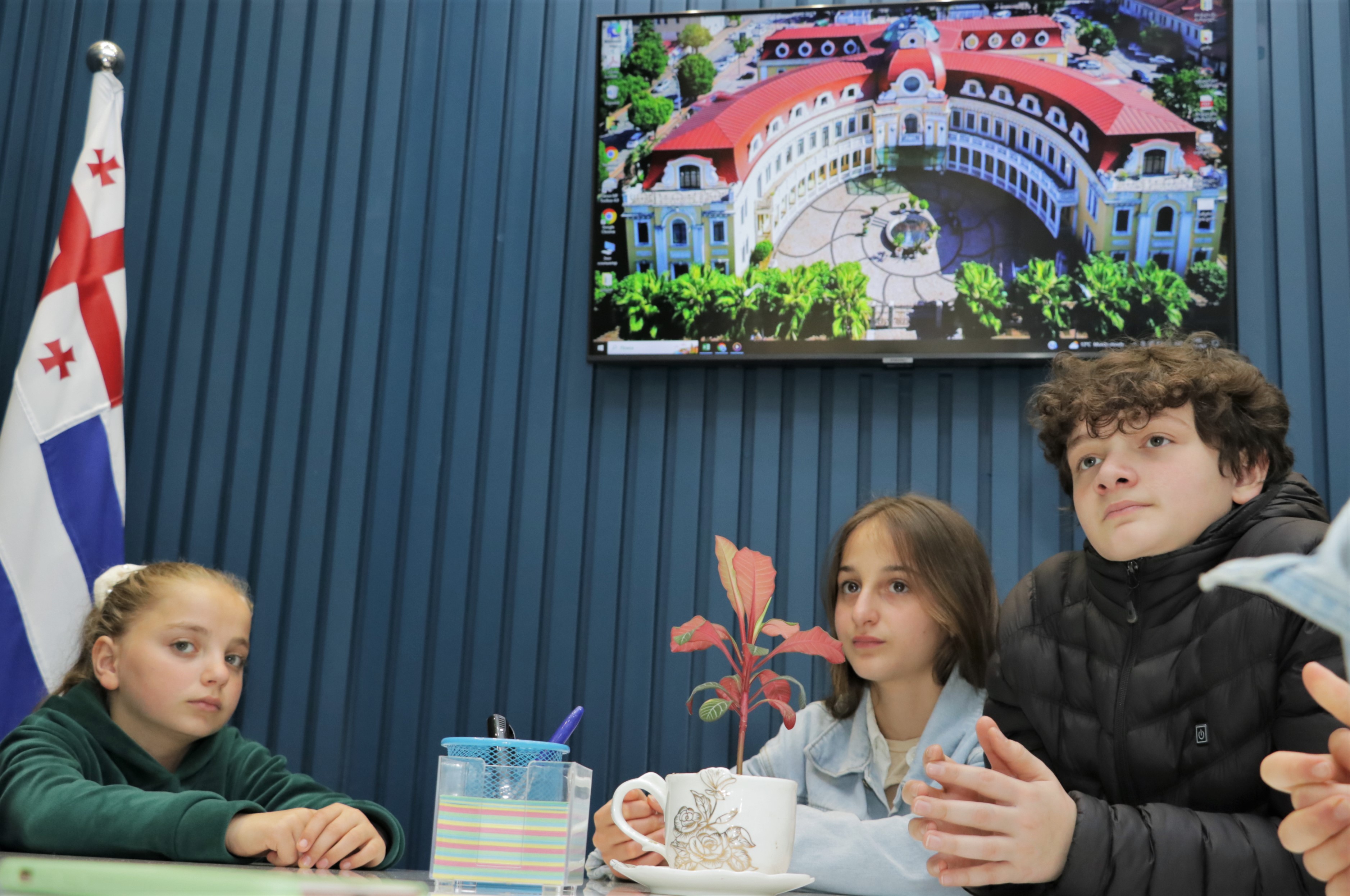 ექსკურსია - კირნათის საჯარო სკოლის მოსწავლეები უმაღლეს საბჭოში