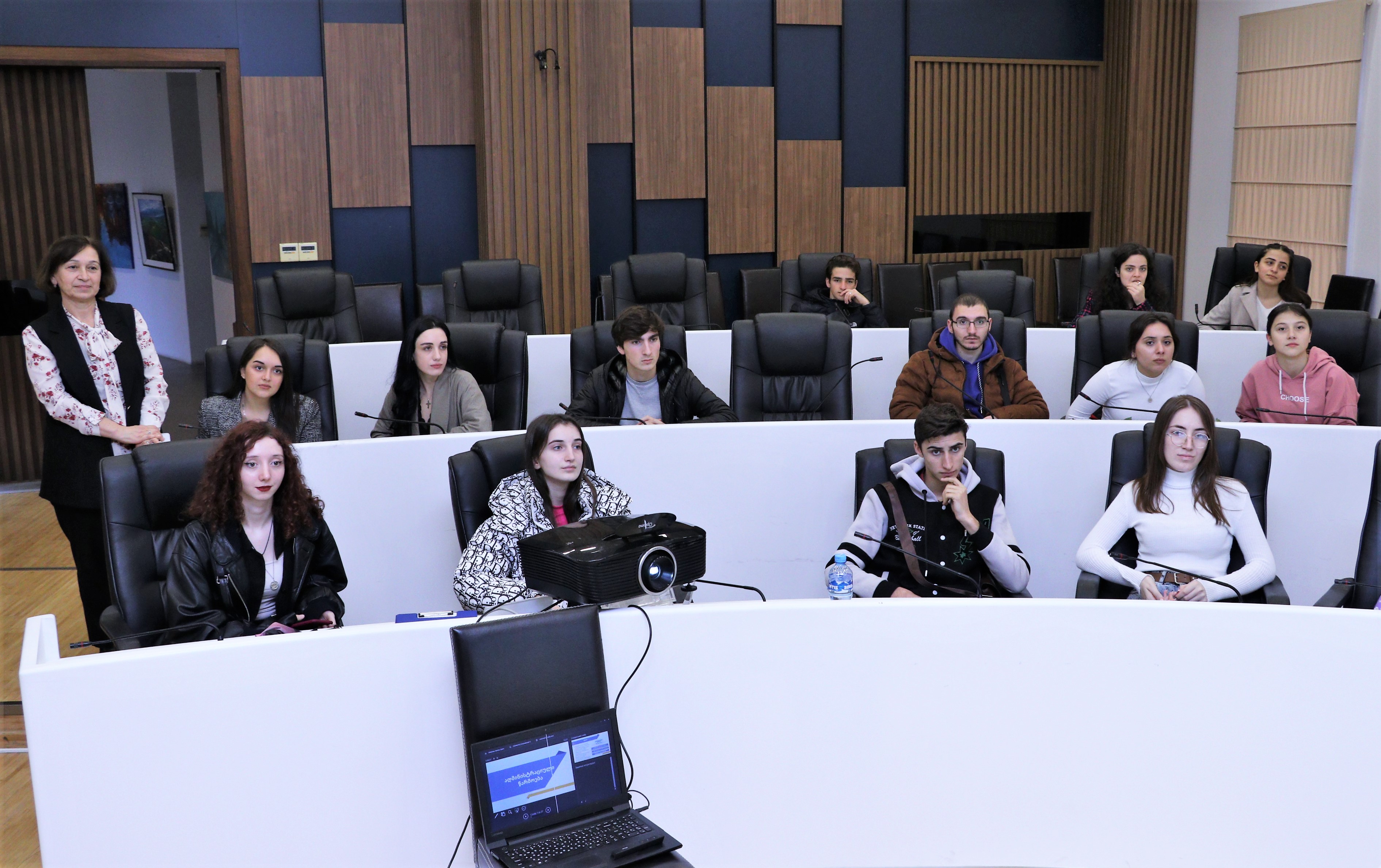 ბსუ-ს საჯარო მმართველობის პროგრამის სტუდენტების ექსკურსია საკანონმდებლო ორგანოში