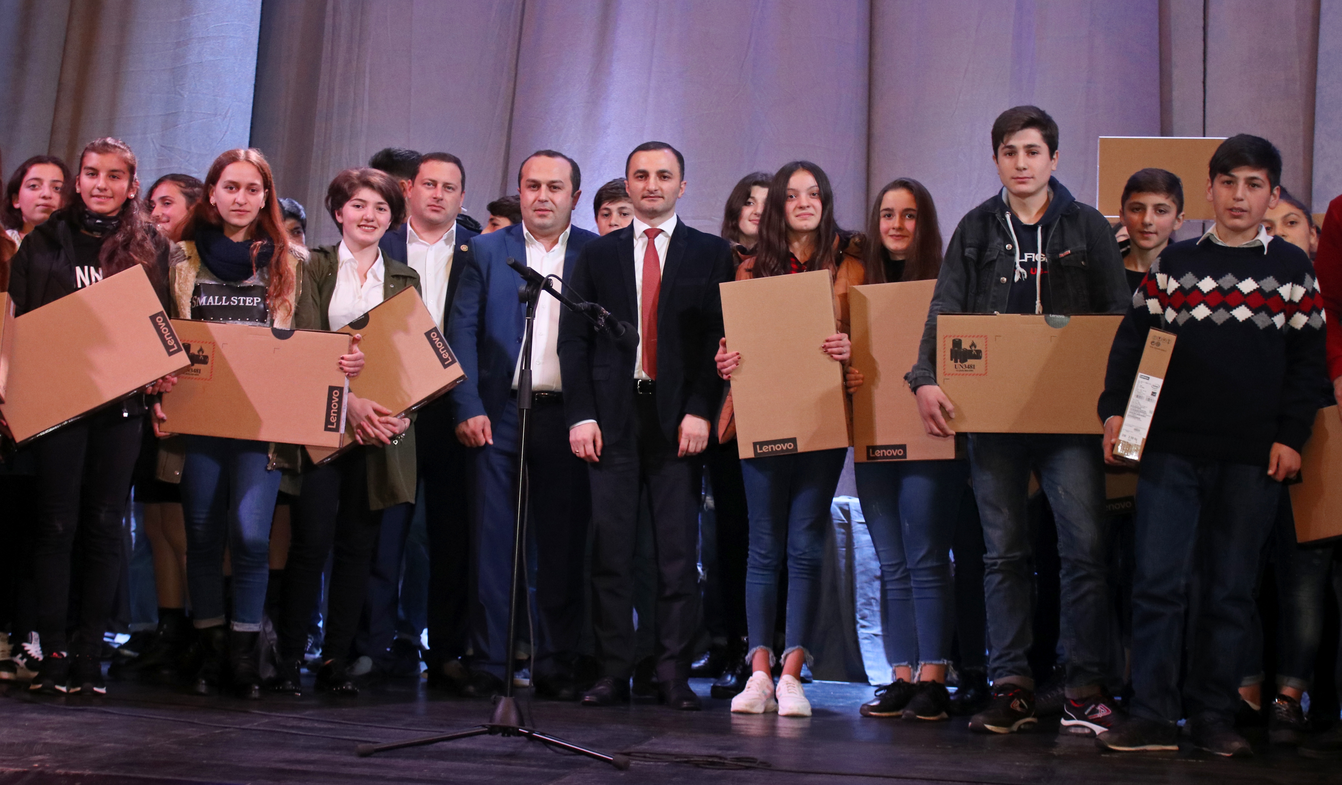 &nbsp;267 წარჩინებული მოსწავლე კომპიუტერებით დაჯილდოვდა