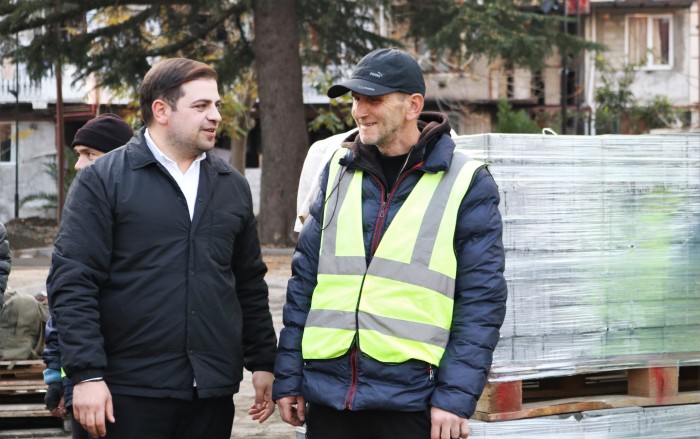 ცოტნე ანანიძემ ქობულეთში მრავალბინიანი კორპუსების ეზოების კეთილმოწყობის სამუშაოები დაათვალიერა