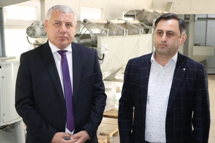 ფრიდონ ფუტკარაძემ სოფელ ძენწმანში თხილის მიმღებ-გადამამუშავებელი საწარმო დაათვალიერა