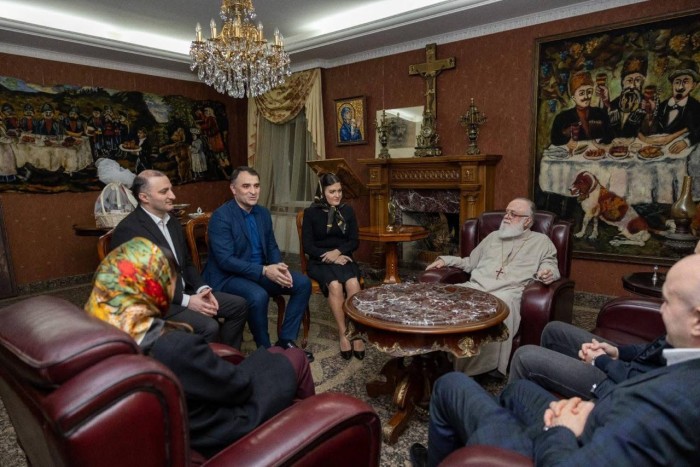 ქრისტე აღდგა! გილოცავთ აღდგომის ბრწყინვალე დღესასწაულს!