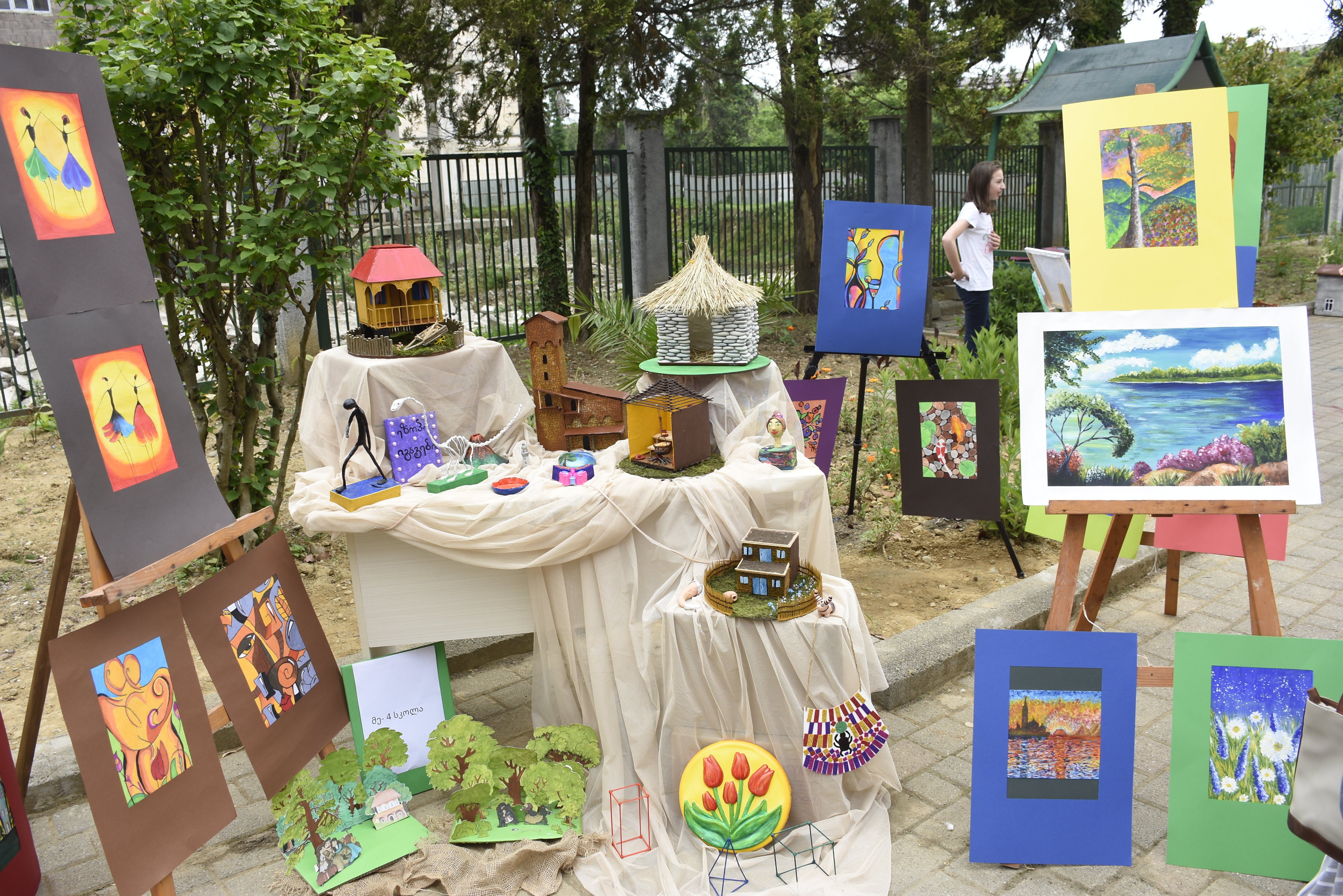 საფინანსო-საბიუჯეტო და ეკონომიკურ საკითხთა კომიტეტის თავმჯდომარე მარინე გვიანიძე, ბათუმის მე-18 საჯარო სკოლაში, სასწავლო წლის დასრულებისადმი მიძღვნილ საზეიმო ღონისძიებას დაესწრო