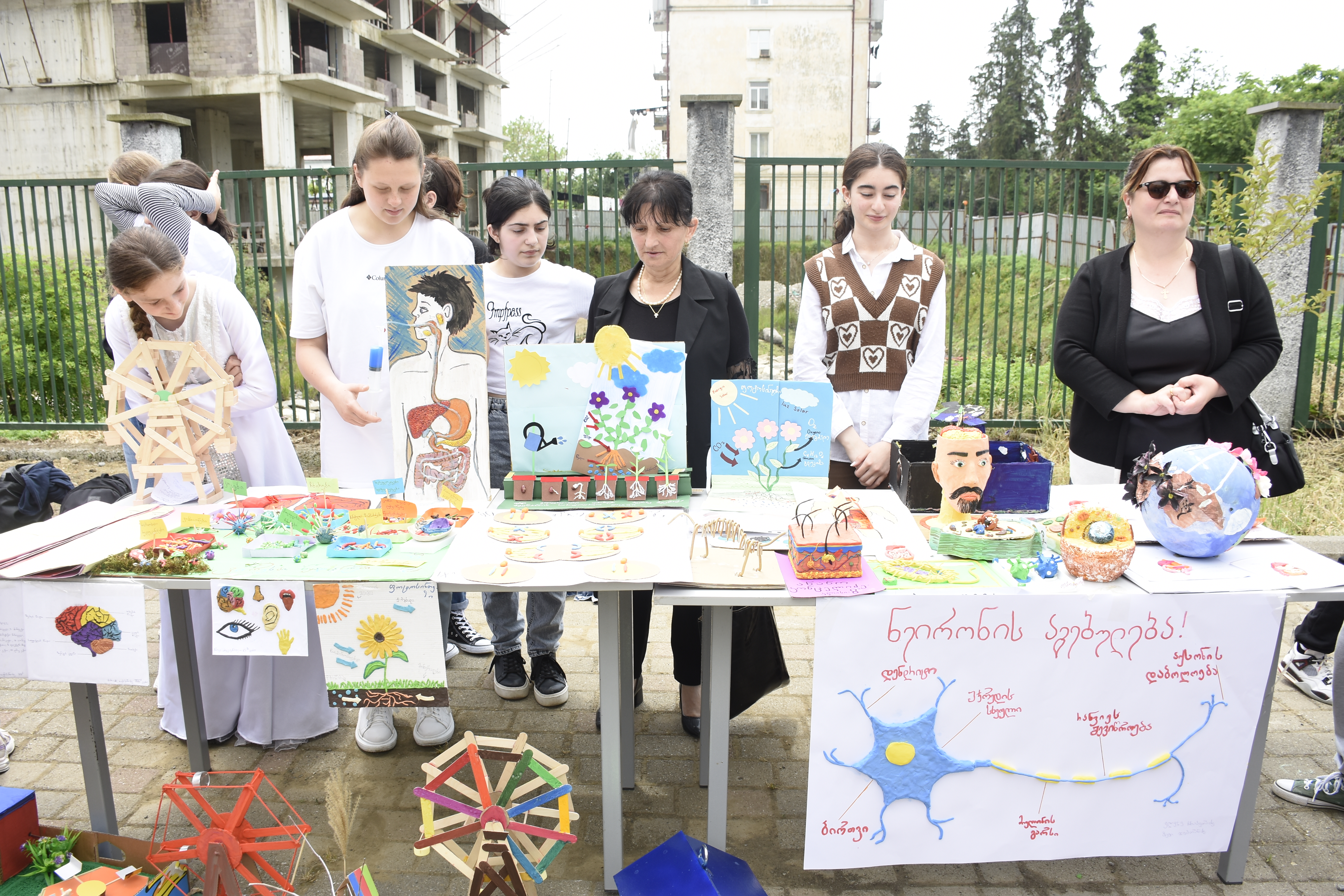 საფინანსო-საბიუჯეტო და ეკონომიკურ საკითხთა კომიტეტის თავმჯდომარე მარინე გვიანიძე, ბათუმის მე-18 საჯარო სკოლაში, სასწავლო წლის დასრულებისადმი მიძღვნილ საზეიმო ღონისძიებას დაესწრო