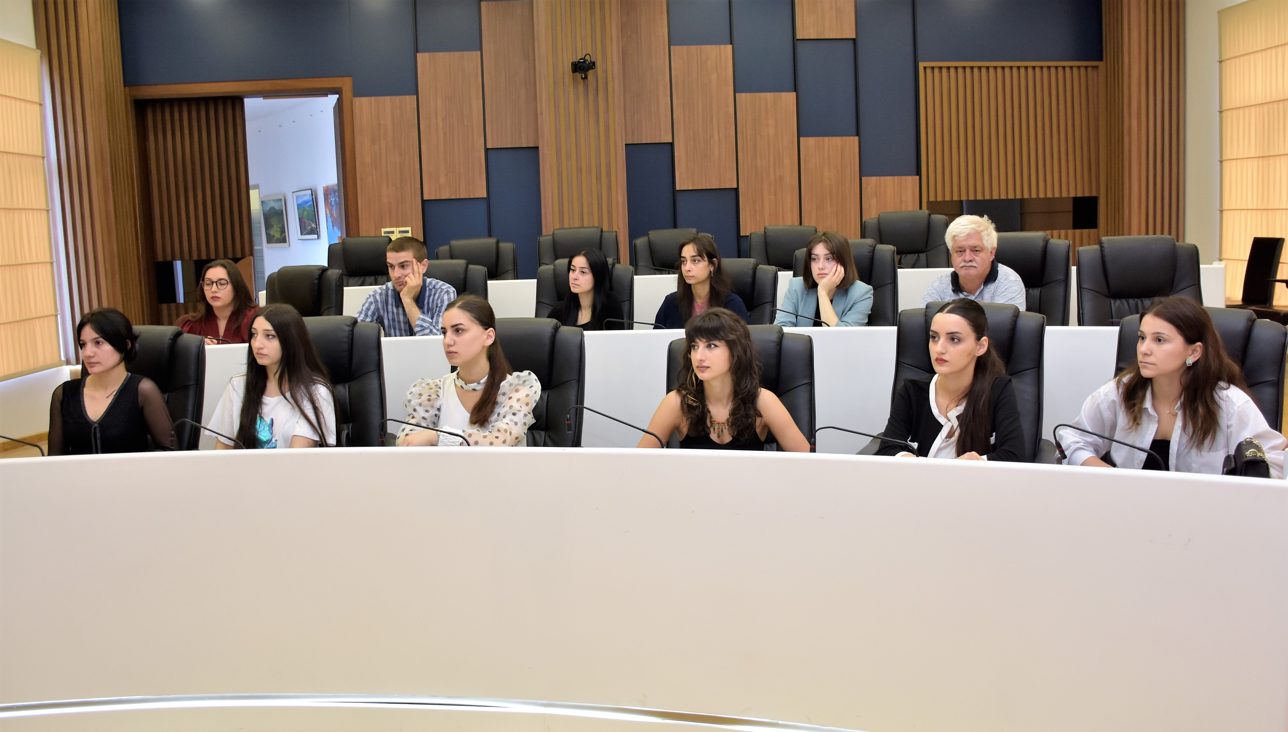 ცოტნე ანანიძე მომავალ იურისტებს შეხვდა