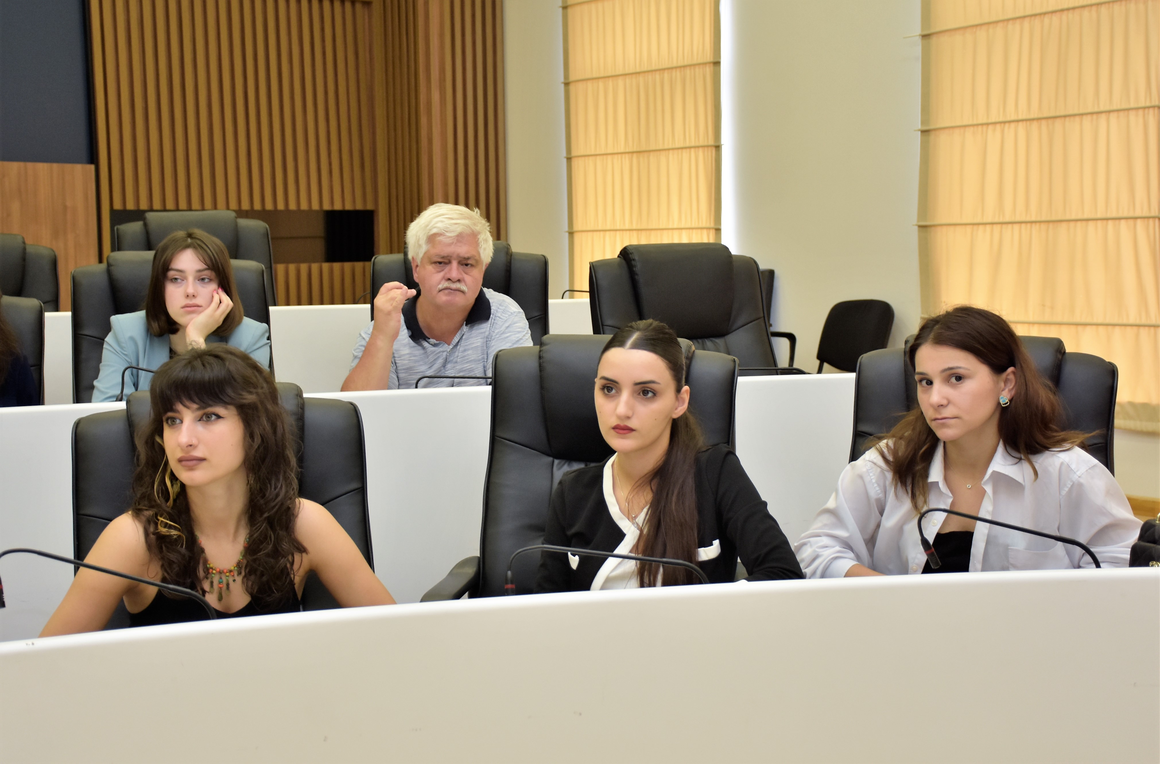 ცოტნე ანანიძე მომავალ იურისტებს შეხვდა