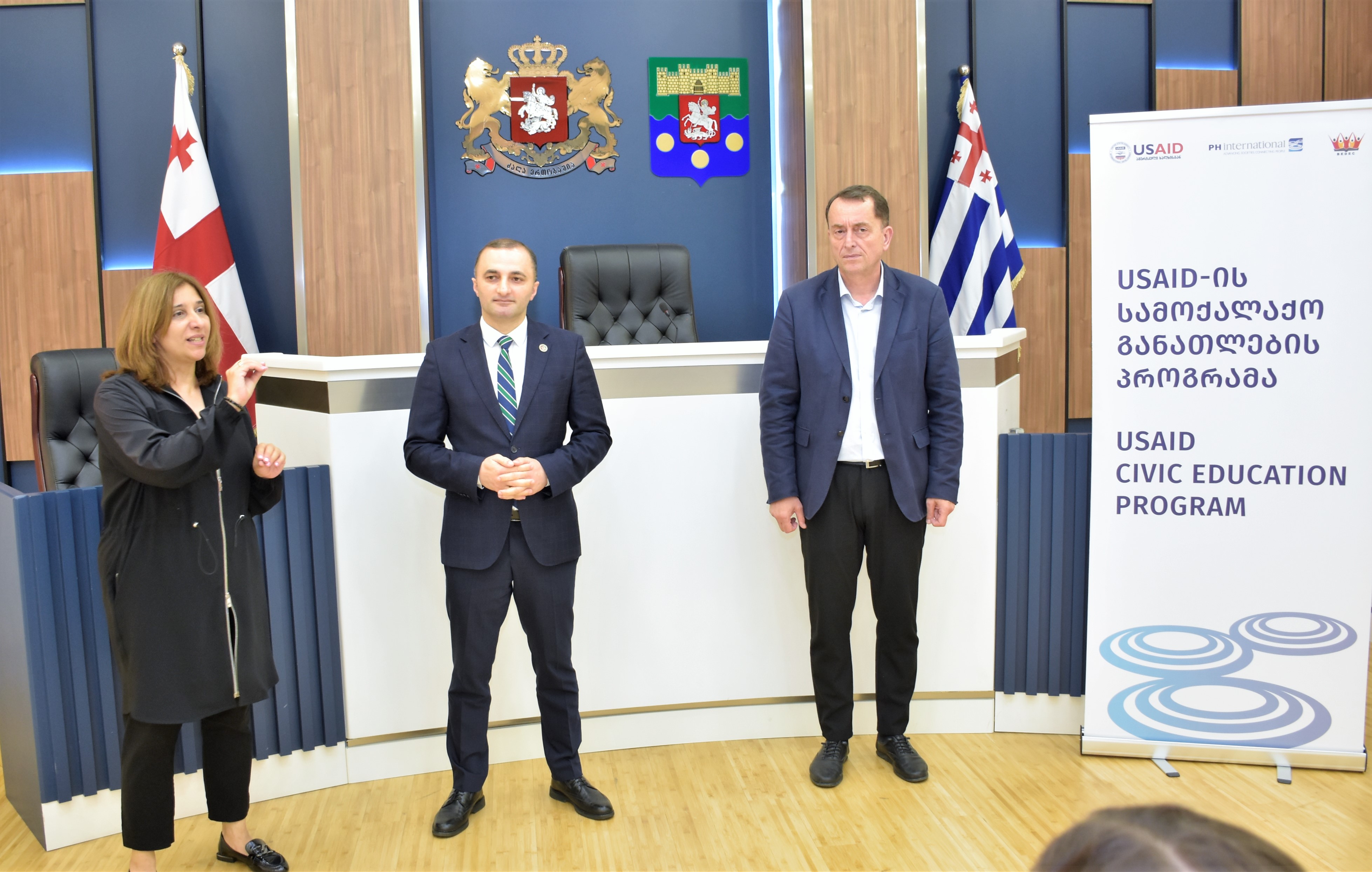 დავით გაბაიძე და ილია ვერძაძე USAID-ის „სამოქალაქო განათლების პროგრამის“ პარტნიორი სკოლების მოსწავლეებს შეხვდნენ