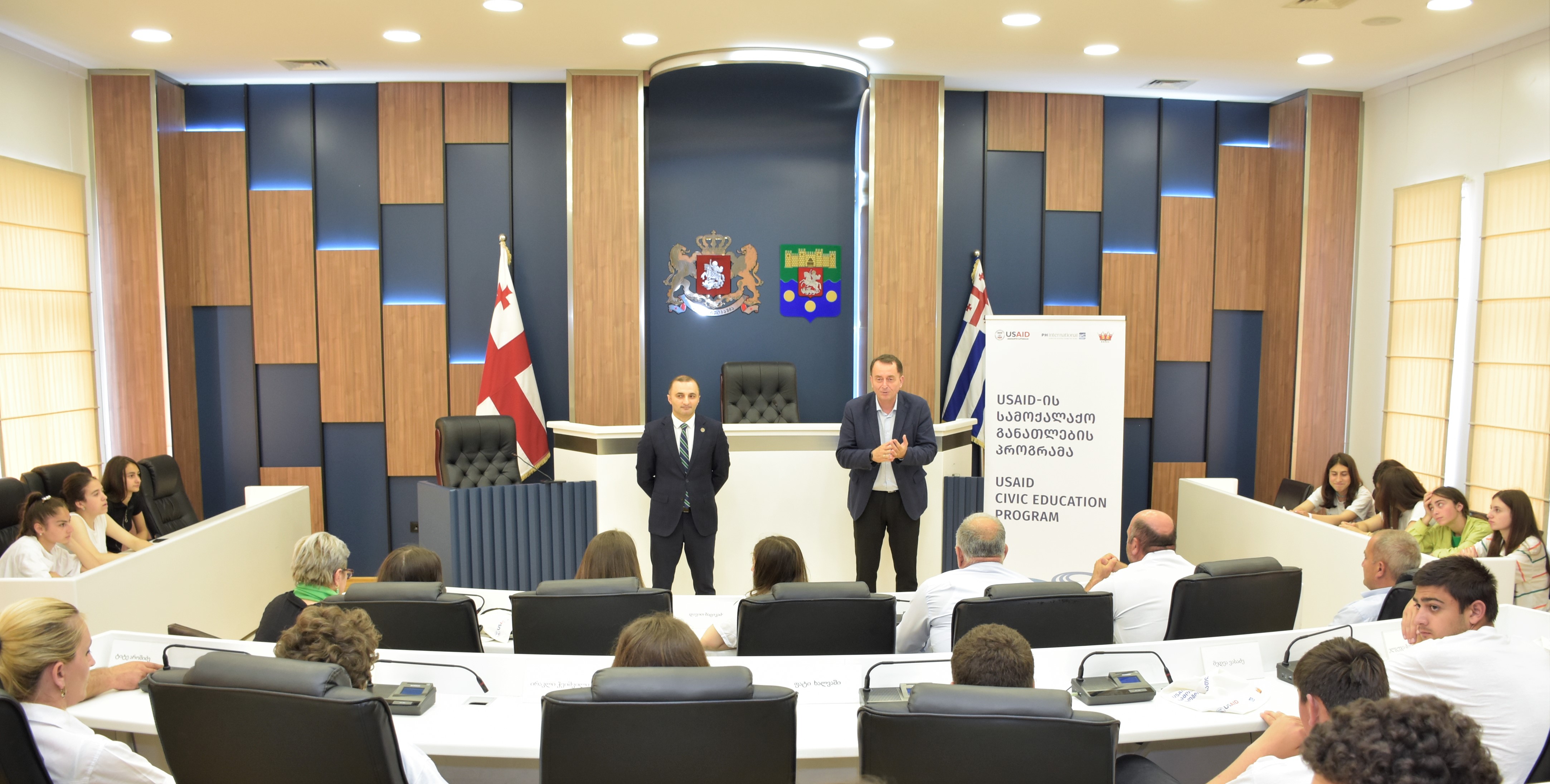 დავით გაბაიძე და ილია ვერძაძე USAID-ის „სამოქალაქო განათლების პროგრამის“ პარტნიორი სკოლების მოსწავლეებს შეხვდნენ