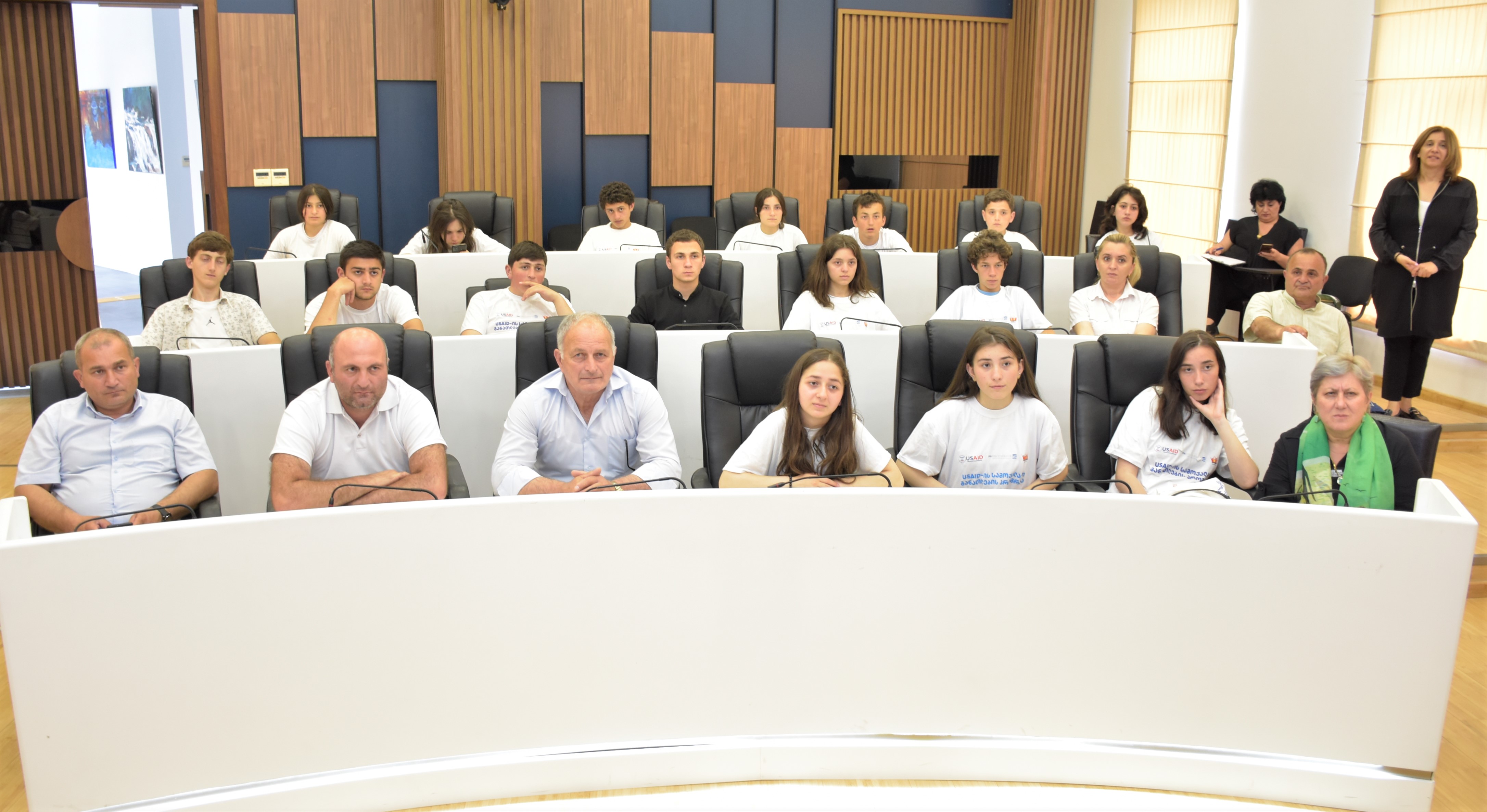 დავით გაბაიძე და ილია ვერძაძე USAID-ის „სამოქალაქო განათლების პროგრამის“ პარტნიორი სკოლების მოსწავლეებს შეხვდნენ