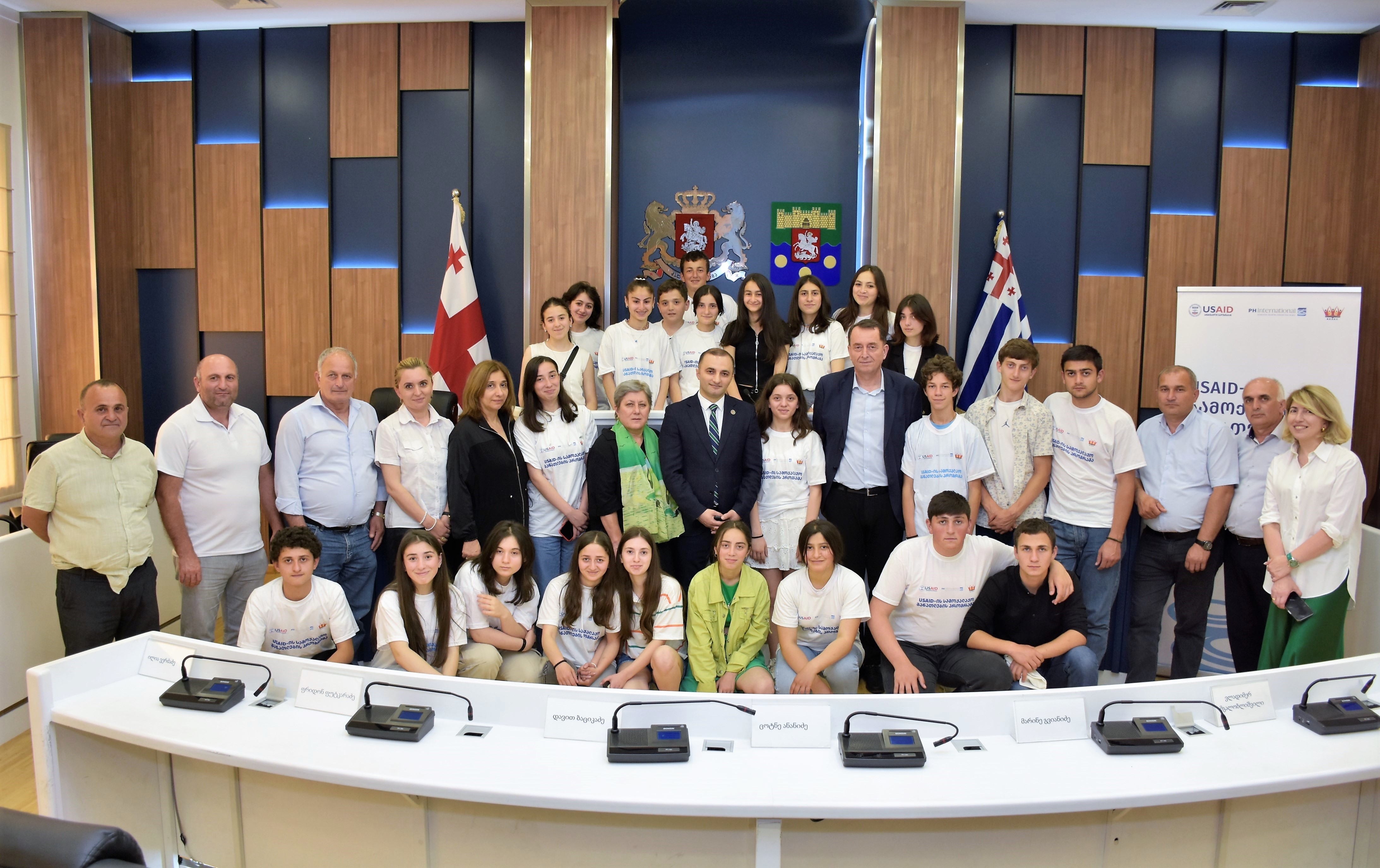 დავით გაბაიძე და ილია ვერძაძე USAID-ის „სამოქალაქო განათლების პროგრამის“ პარტნიორი სკოლების მოსწავლეებს შეხვდნენ